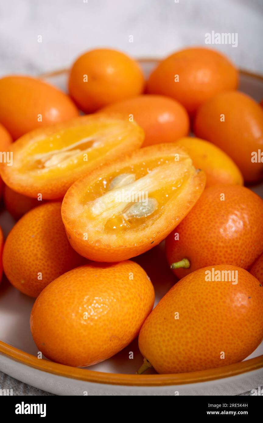 Délicieux petits agrumes orange kumquats gros plan. Banque D'Images