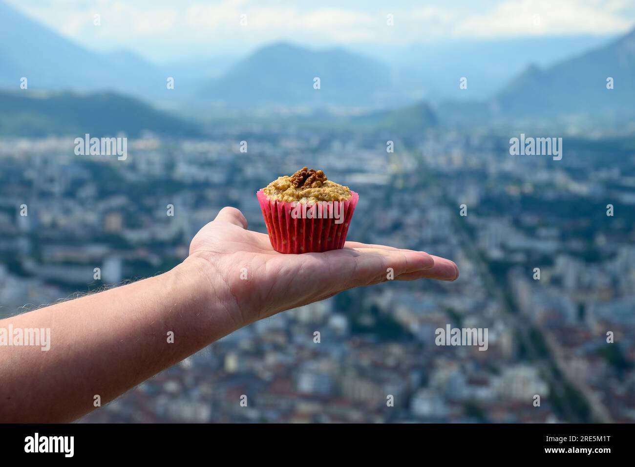 Gateau Grenoblois, gâteau au café à la noix française, spécialité de Grenoble et vue sur la partie centrale de la ville de Grenoble depuis Bastille Fortres witch montagnes a Banque D'Images