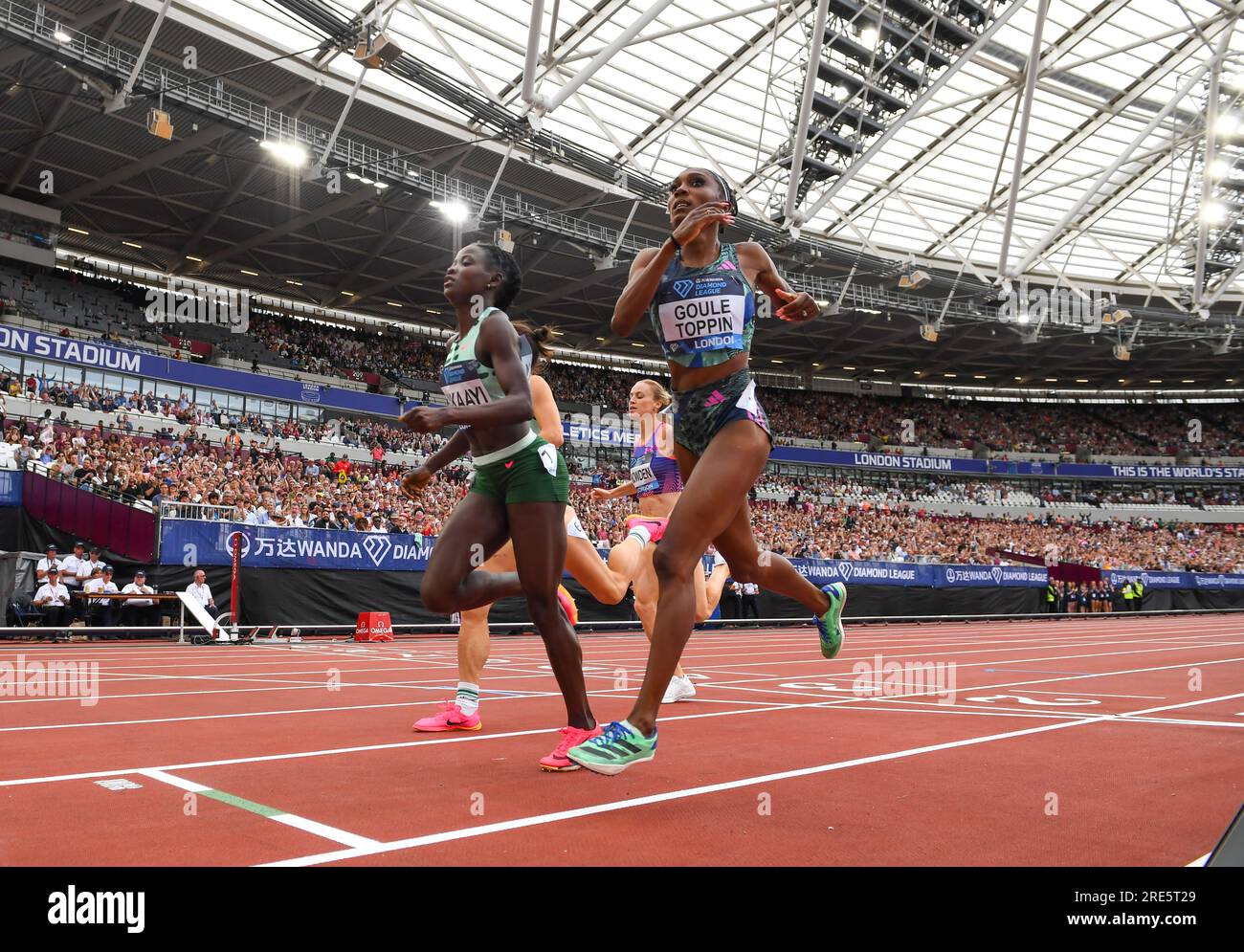 Halimah Nakaayi, d’Ouganda, et Natoya Goule-Toppin, de Jamaïque, concourent au 800m féminin à l’événement de la Wanda Diamond League London, London Stadium on Banque D'Images