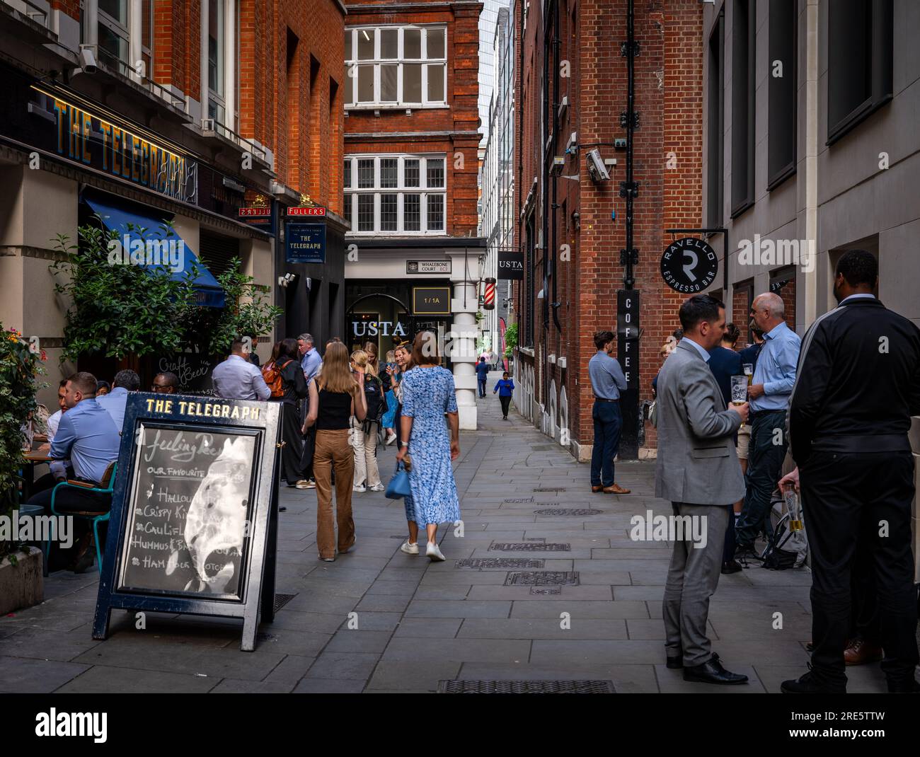 Londres, Royaume-Uni : The Telegraph pub dans Telegraph Street à l'angle de Whalebone court dans la City de Londres. Les gens profitent d'un verre le soir après WO Banque D'Images