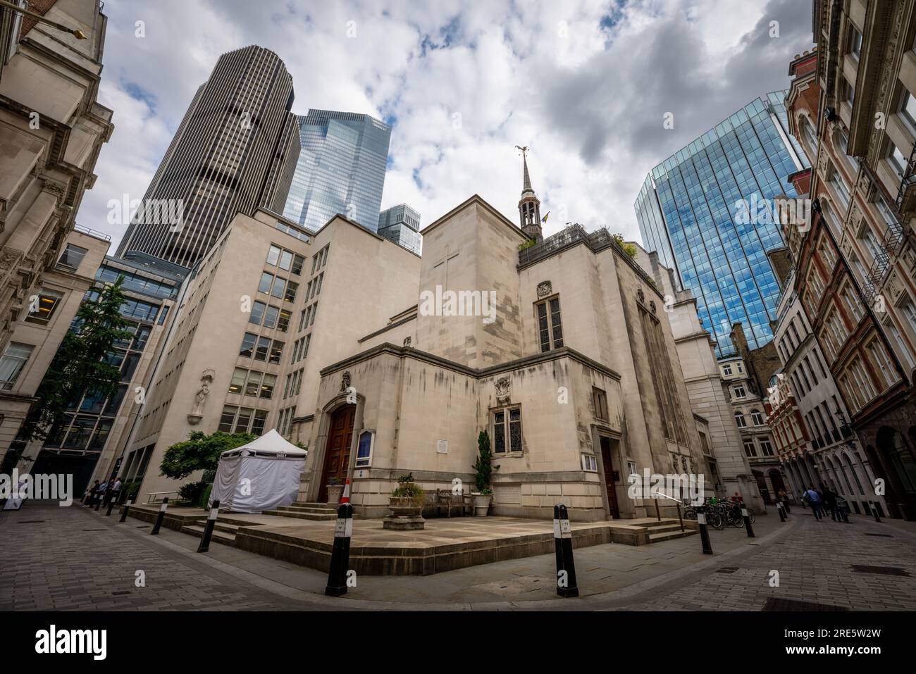 Londres, Royaume-Uni : l'église hollandaise située sur Austin Friars dans la ville de Londres. Regardant l'église avec des gratte-ciel derrière. Banque D'Images