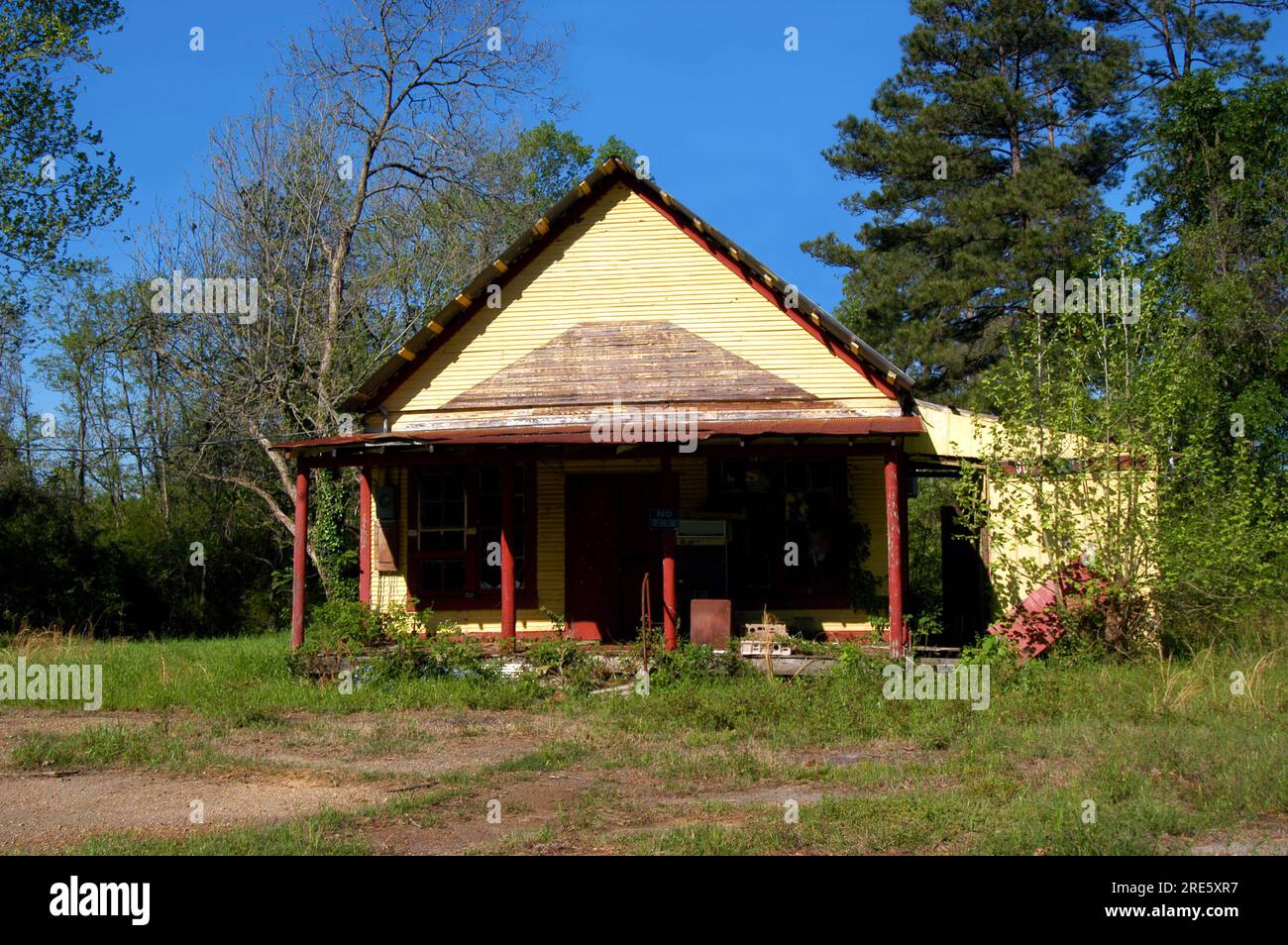 L'ancien magasin général près d'Unionville, en Louisiane, est fermé et abandonné. Le bois jaune est fané et le devant est envahi de mauvaises herbes. Banque D'Images