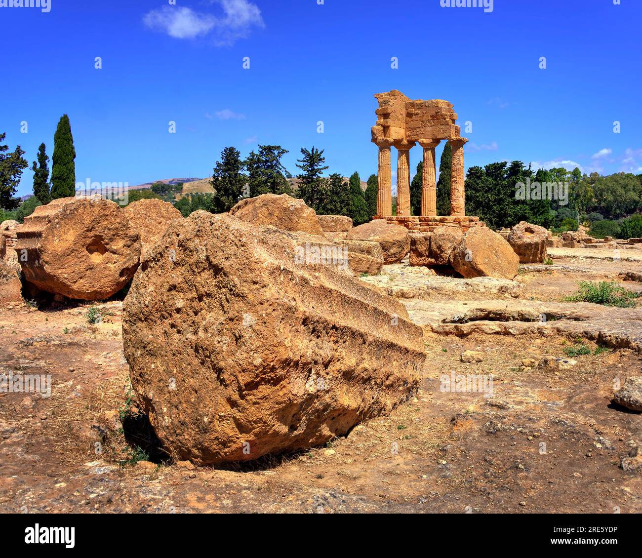 Ruines du temple de Castor et Pollux dans la vallée des temples près d'Agrigente, Sicile. Un gros plan de segment de colonne est présenté au premier plan. Banque D'Images Ruines du temple de Castor et Pollux dans la vallée des temples près d'Agrigente, Sicile. Un gros plan de segment de colonne est présenté au premier plan. Banque D'Images