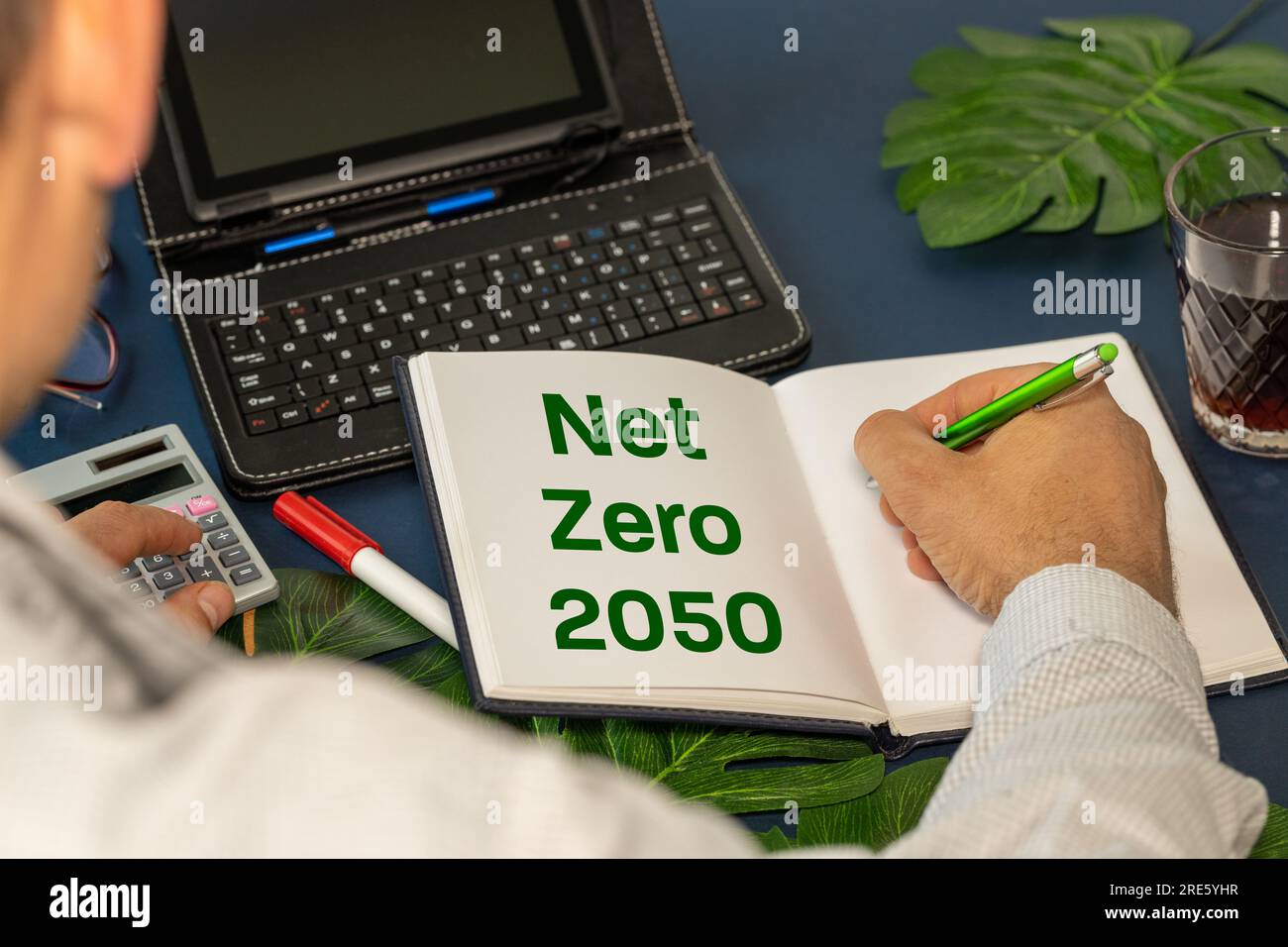 Profitez du projet Net Zero 2050, plan ambitieux de réduction de la pollution et de réduction de l'effet de serre, concept environnemental Banque D'Images