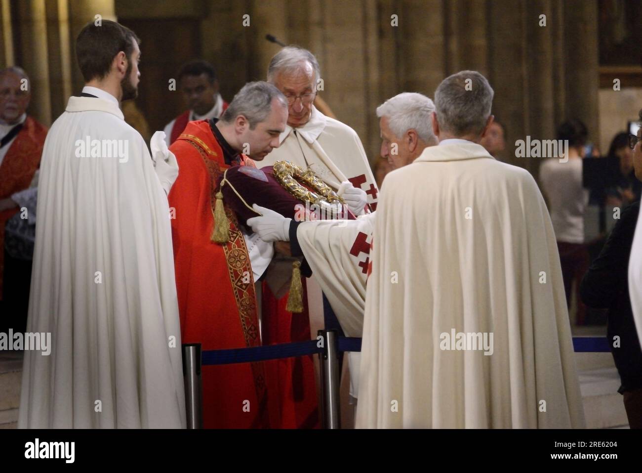 Paris, France - 2 juin 2017 : Cathédrale notre-Dame. Sainte Couronne d'épines portée par Jésus-Christ présentée pour vénération le premier vendredi de chaque mois. Banque D'Images