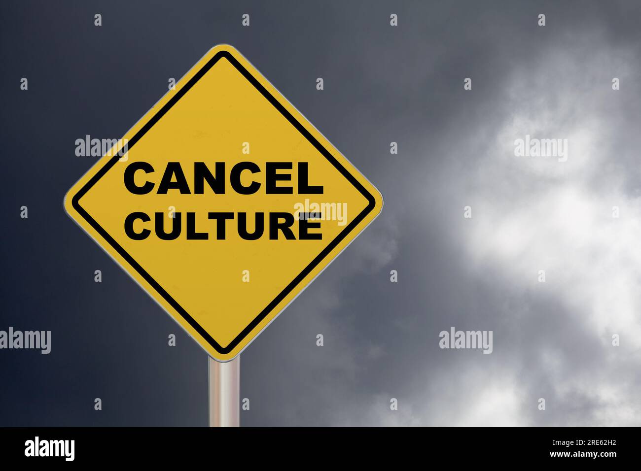 Panneau de croisement en forme de losange avec fond jaune et bordure noire avec une courte phrase disant «Annuler la culture» au milieu. Banque D'Images