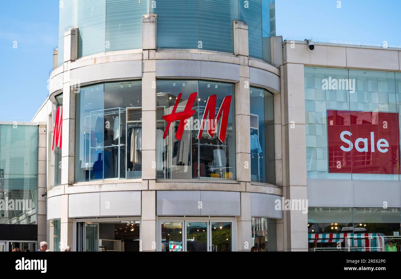 Magasin de détail H&M entrée principale du centre commercial Churchill Square à Brighton & Hove, East Sussex, Angleterre, Royaume-Uni. H et M shop. Banque D'Images