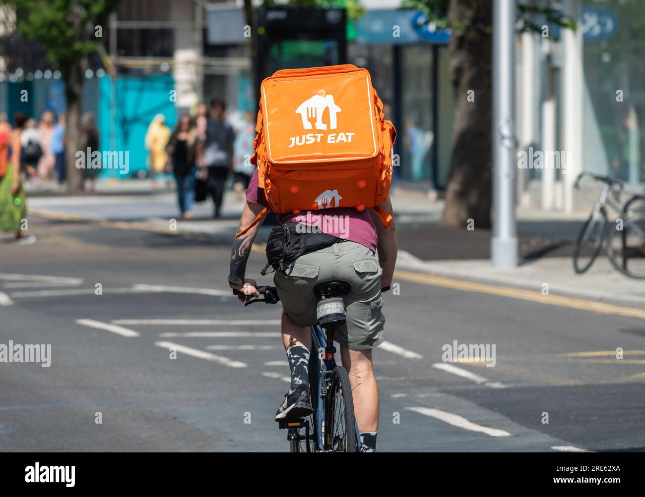 Cycliste roulant à vélo livrant de la nourriture pour Just Eat à Brighton & Hove, East Sussex, Angleterre, Royaume-Uni. Banque D'Images