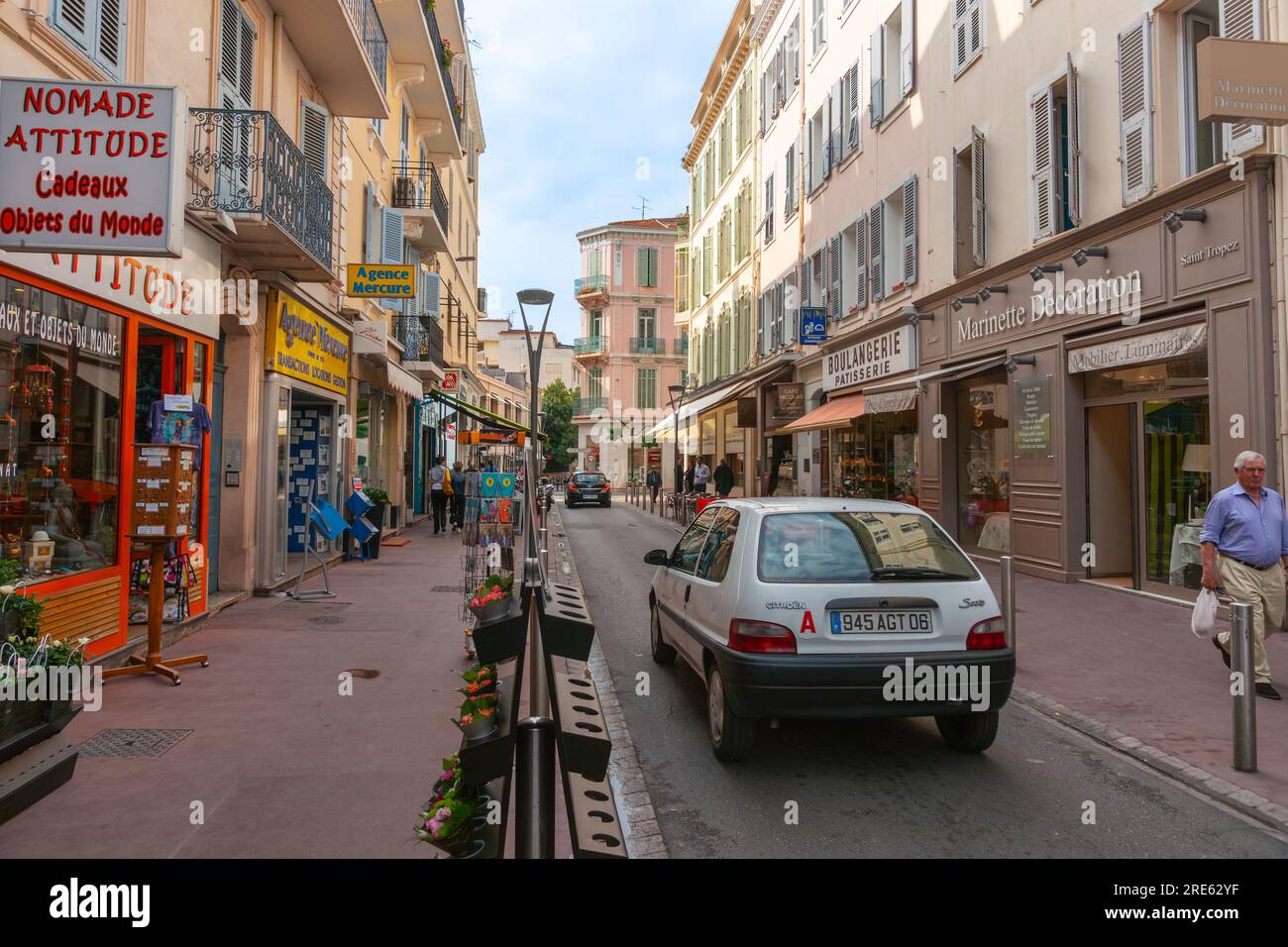 Cannes France - avril 29 2011 ; rue étroite, RUE CHABAUD, en ville le matin quand les affaires ouvrent et les gens et les véhicules commencent la journée. Banque D'Images