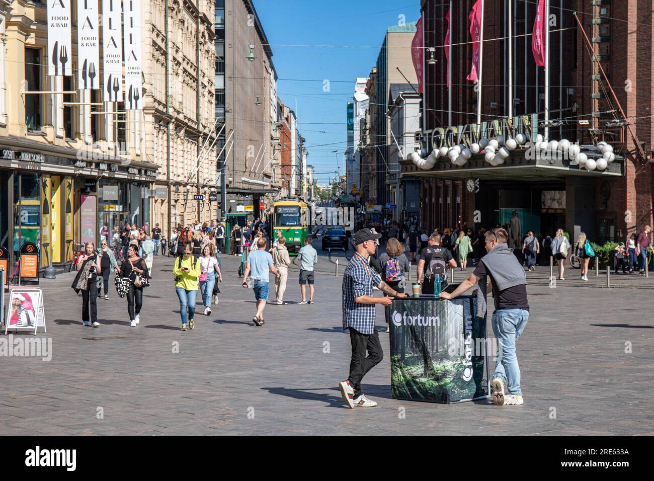 Aleksanterinkatu vue sur la rue par une journée d'été ensoleillée dans le quartier de Kluuvi à Helsinki, Finlande Banque D'Images