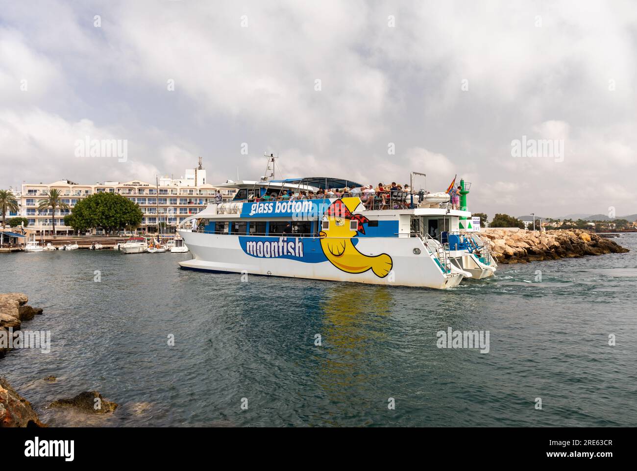 Catamaran à fond de verre Moonfish arrivant à Cala Bona, Majorque (Majorque), Îles Baléares, Espagne, Europe Banque D'Images