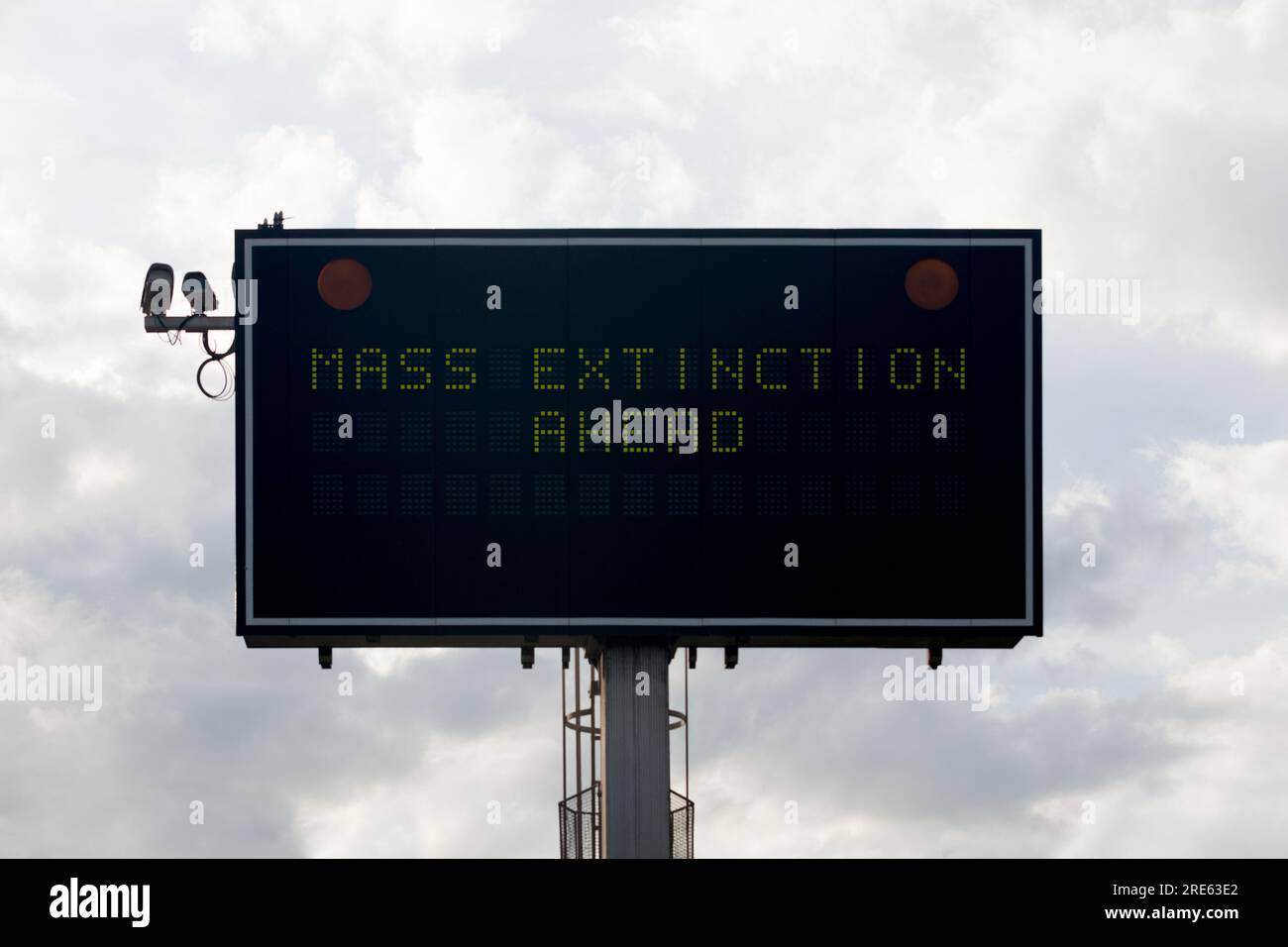 Panneau d'information sur la route affichant le message "extinction de masse à venir". Banque D'Images