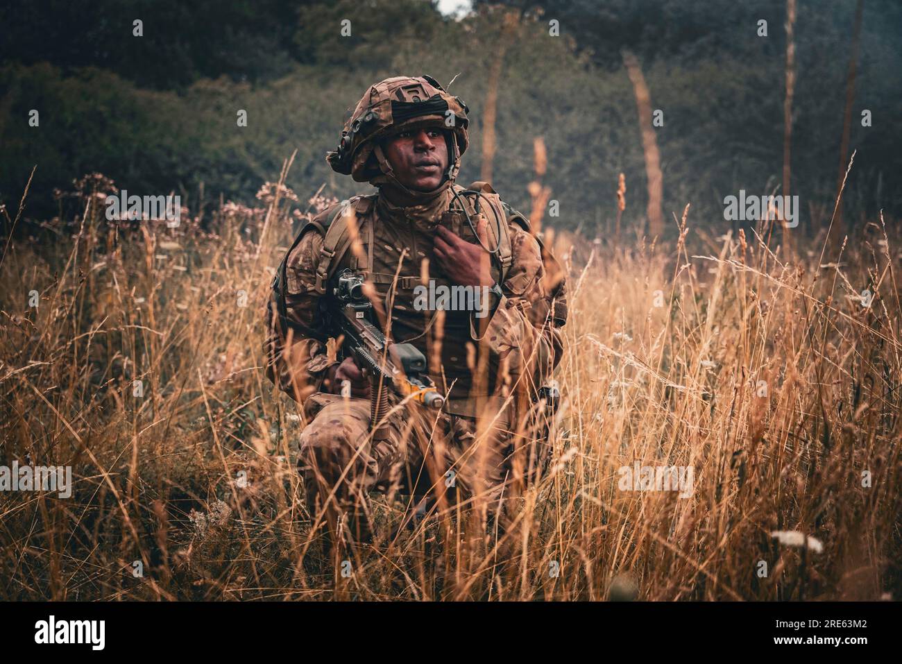 Hohenfels, Allemagne. 21 juillet 2023. Un cadet officier de l'armée britannique de la Royal Military Academy Sandhurst se prépare pour un assaut lors de la Dynamic Victory 23-2 au joint multinational Readiness Center, le 21 juillet 2023 près de Hohenfels, en Allemagne. Crédit : CPS. Leonard Beckett/US Army photo/Alamy Live News Banque D'Images