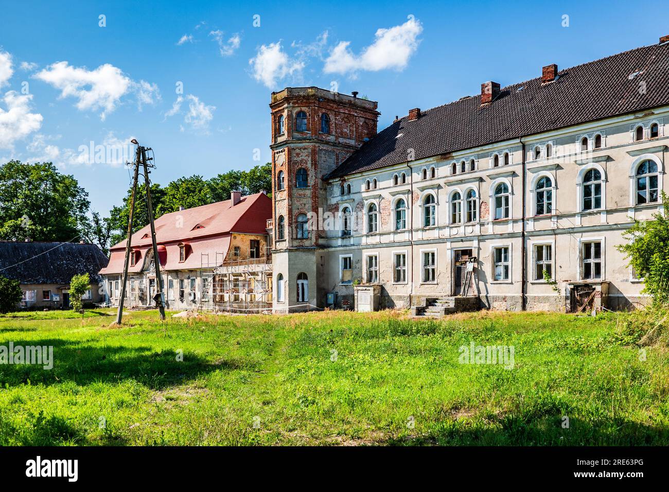 Le château von Zitzewitz (palais Cecenowo), un palais historique abandonné près de Slupsk, en Pologne. Effrayante, historique, ancienne, rénovation. Banque D'Images