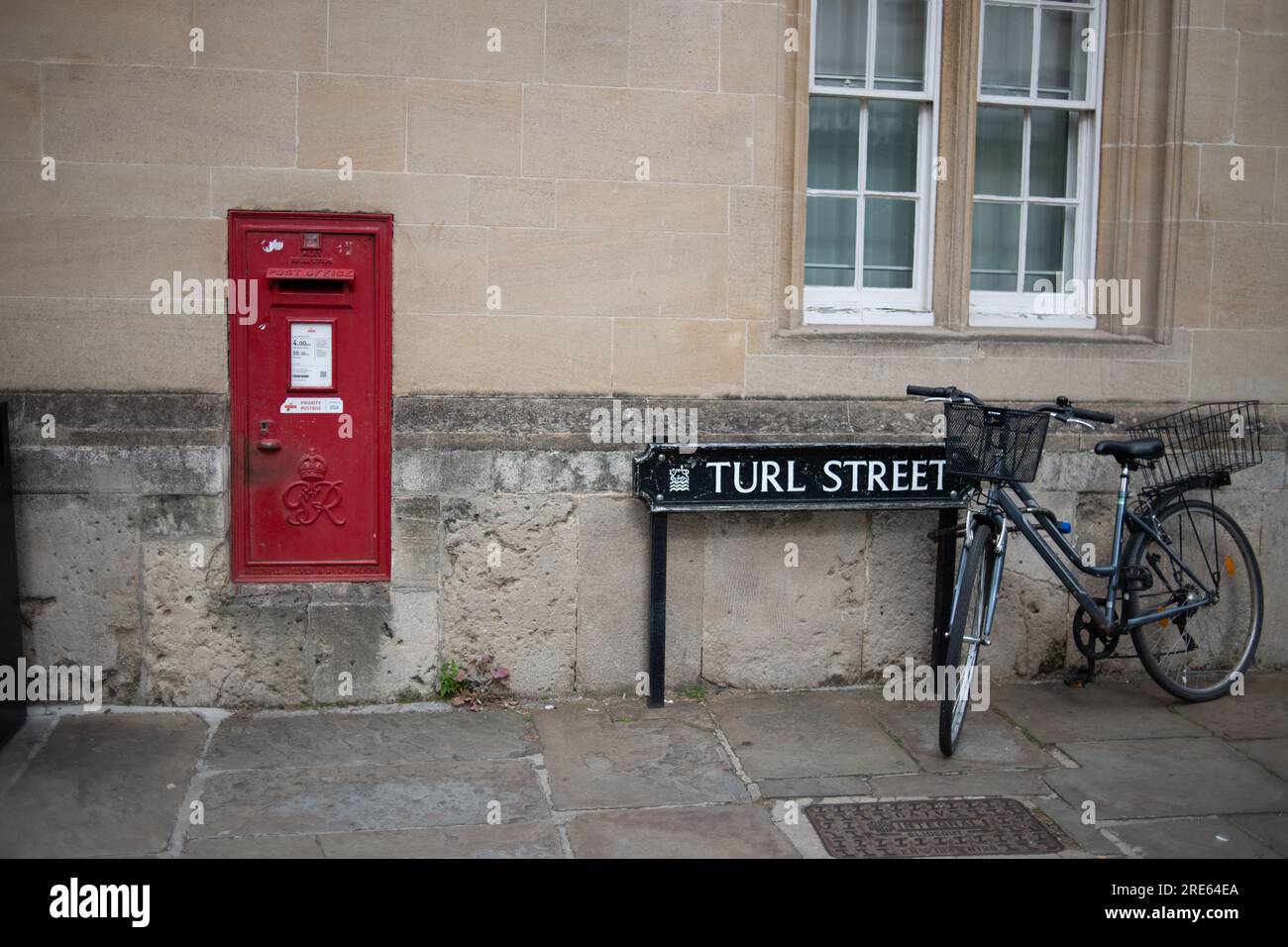 Turl Street, avec vélo et boîte postale rouge Banque D'Images