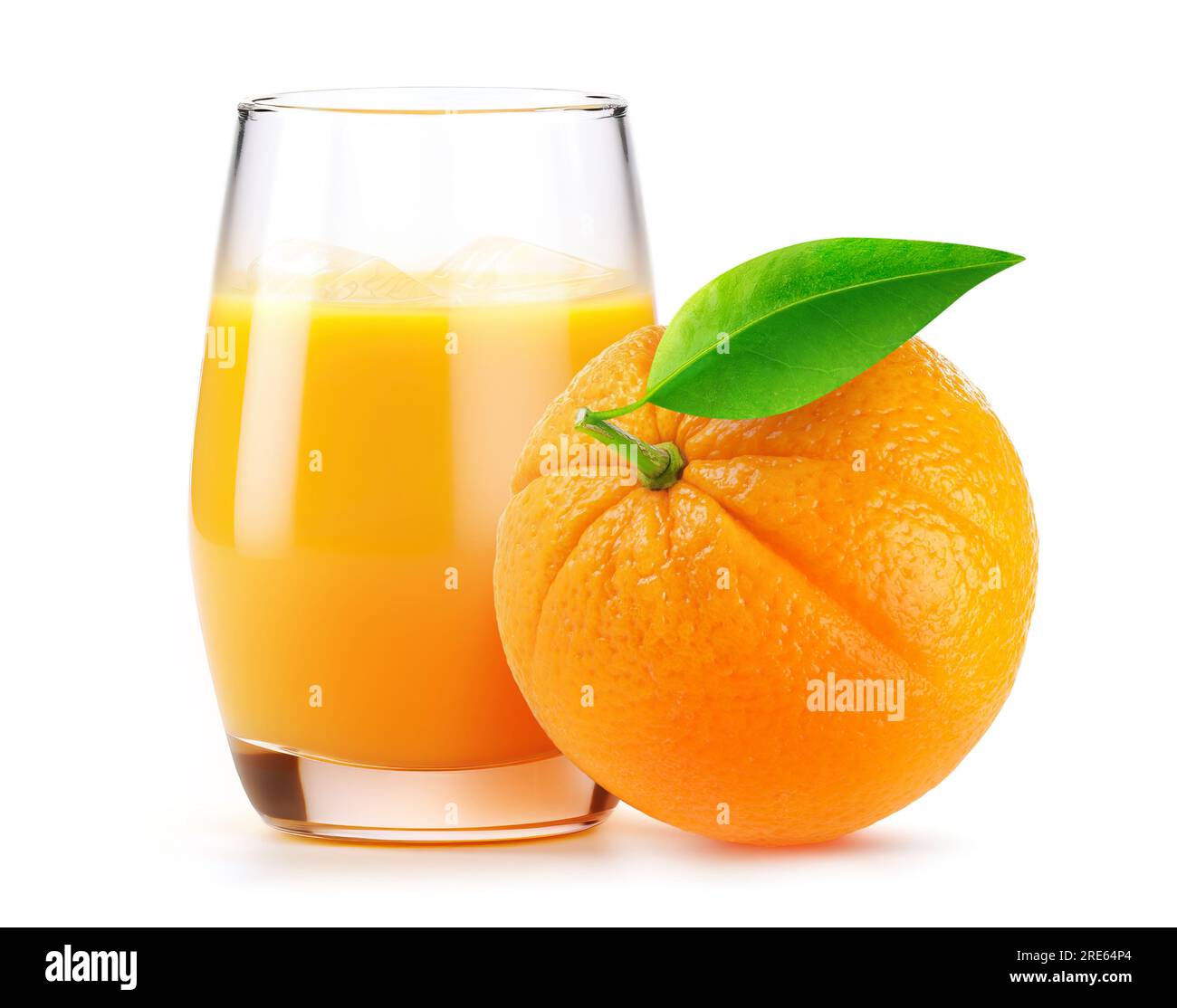 Jus d'orange dans un verre avec de la glace et des fruits orange entiers, isolés sur fond blanc Banque D'Images