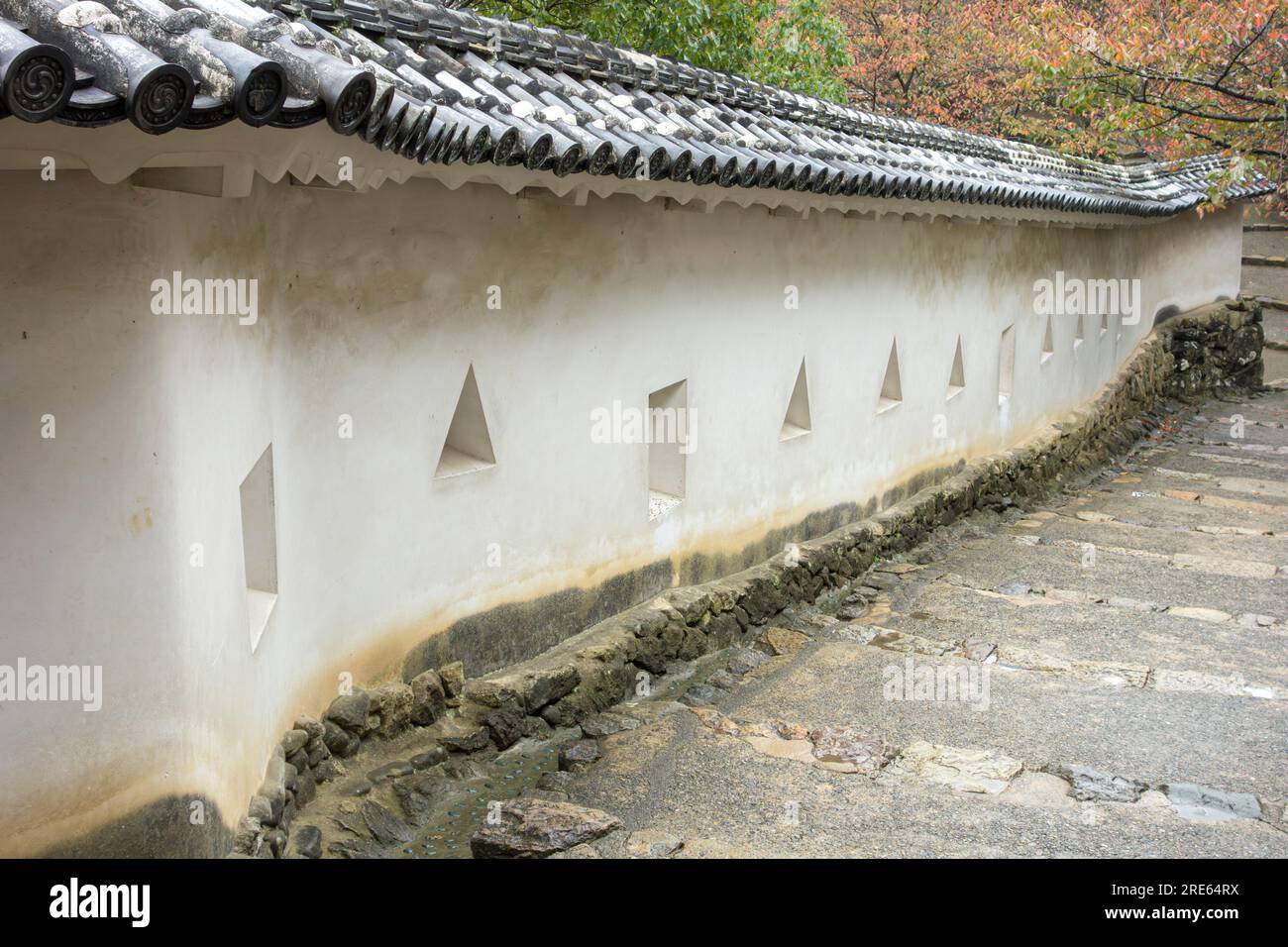 Un mur avec des ports de canon au château de Himeji au Japon. Banque D'Images
