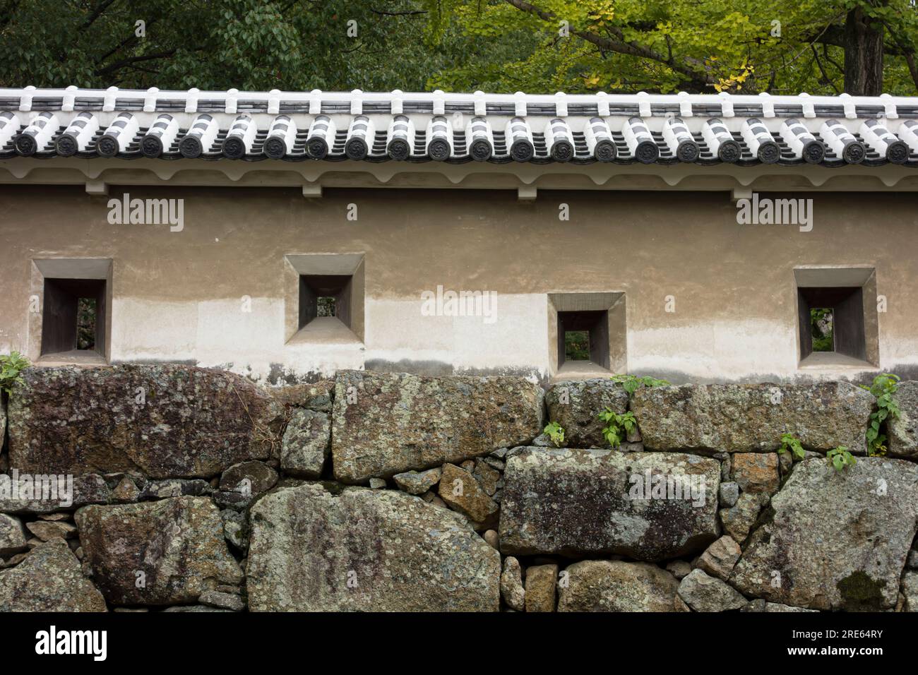 Un mur avec des ports de canon au château de Himeji au Japon. Banque D'Images