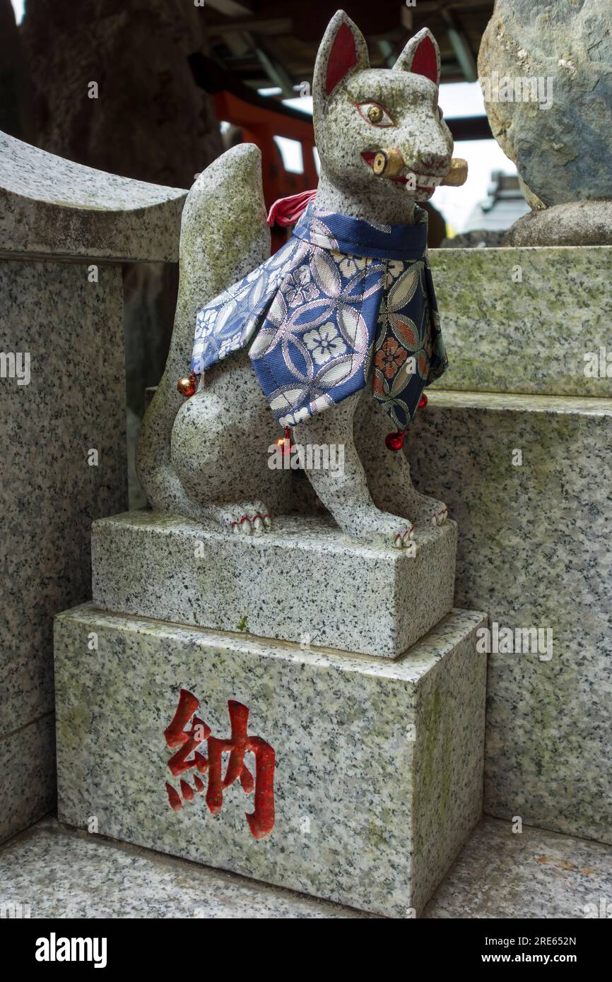 Une statue de renard en pierre à Fushimi Inari-taisha, un sanctuaire shinto à Kyoto, Japon. Banque D'Images
