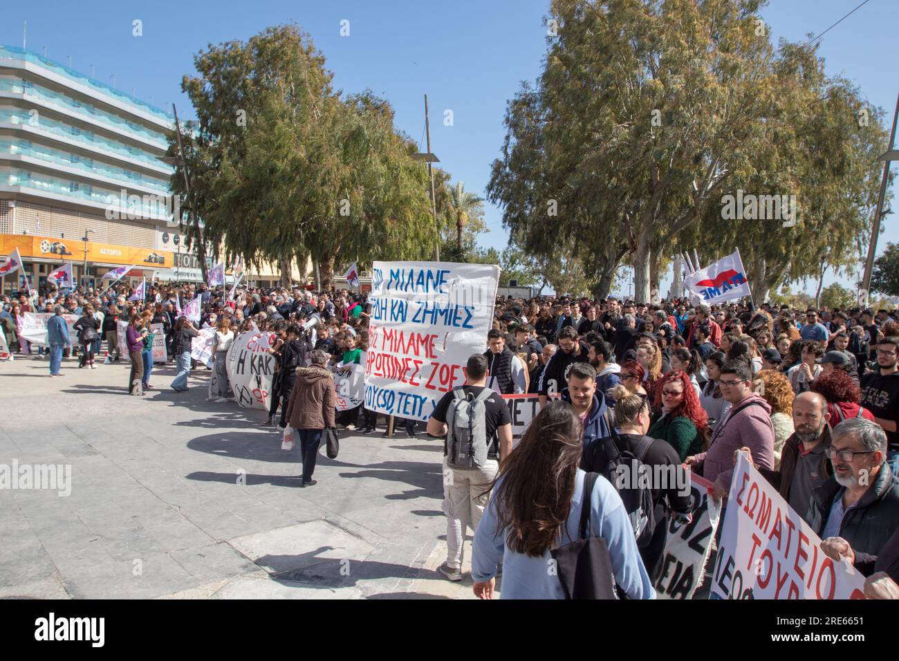 Héraklion-Crète, Grèce- Mars 08 2023 : manifestations contre le gouvernement gérant l'accident mortel de train à Tempi. Grève du secteur public de 24 heures Banque D'Images