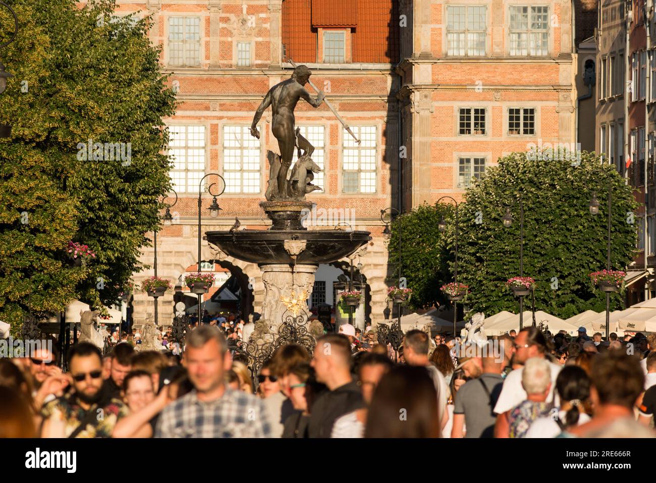 Fontaine de Neptune Gdansk et les touristes à la statue, et le site touristique touristique de Dlugi Targ, vieille ville de Gdansk, Pologne Banque D'Images