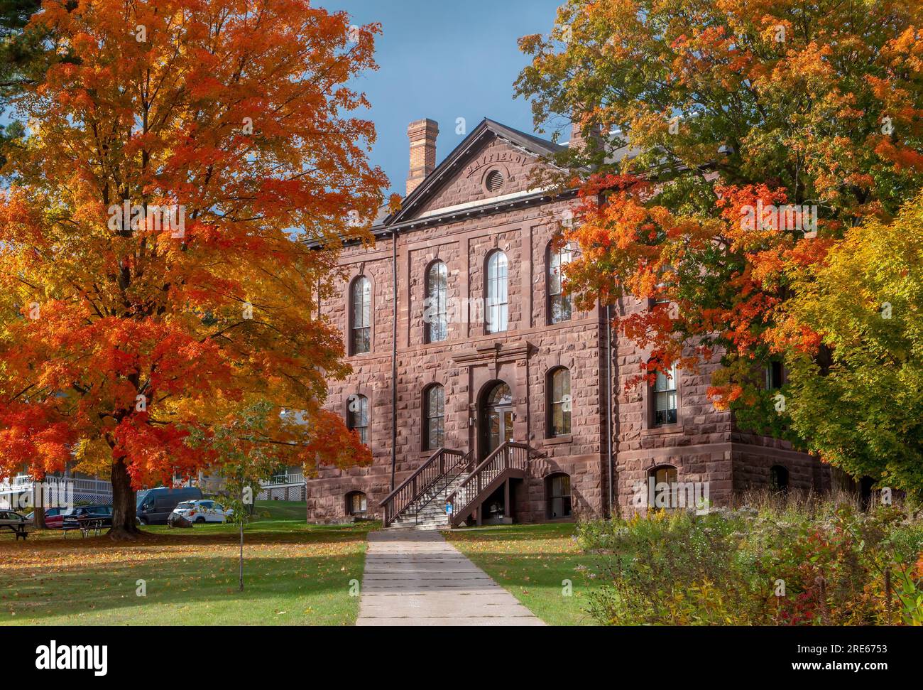 L'ancien palais de justice de Bayfiled est maintenant la maison de l'Apostle Islands National Lakeshore Visitors Center est montré ici au milieu d'un beau feuillage automnal. Banque D'Images