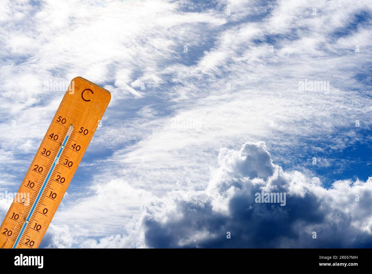 Thermomètre, 45 degrés, contre un ciel nuageux Banque D'Images
