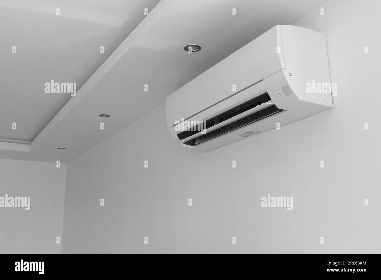 Climatisation blanche sur le mur blanc dans l'appartement. Banque D'Images