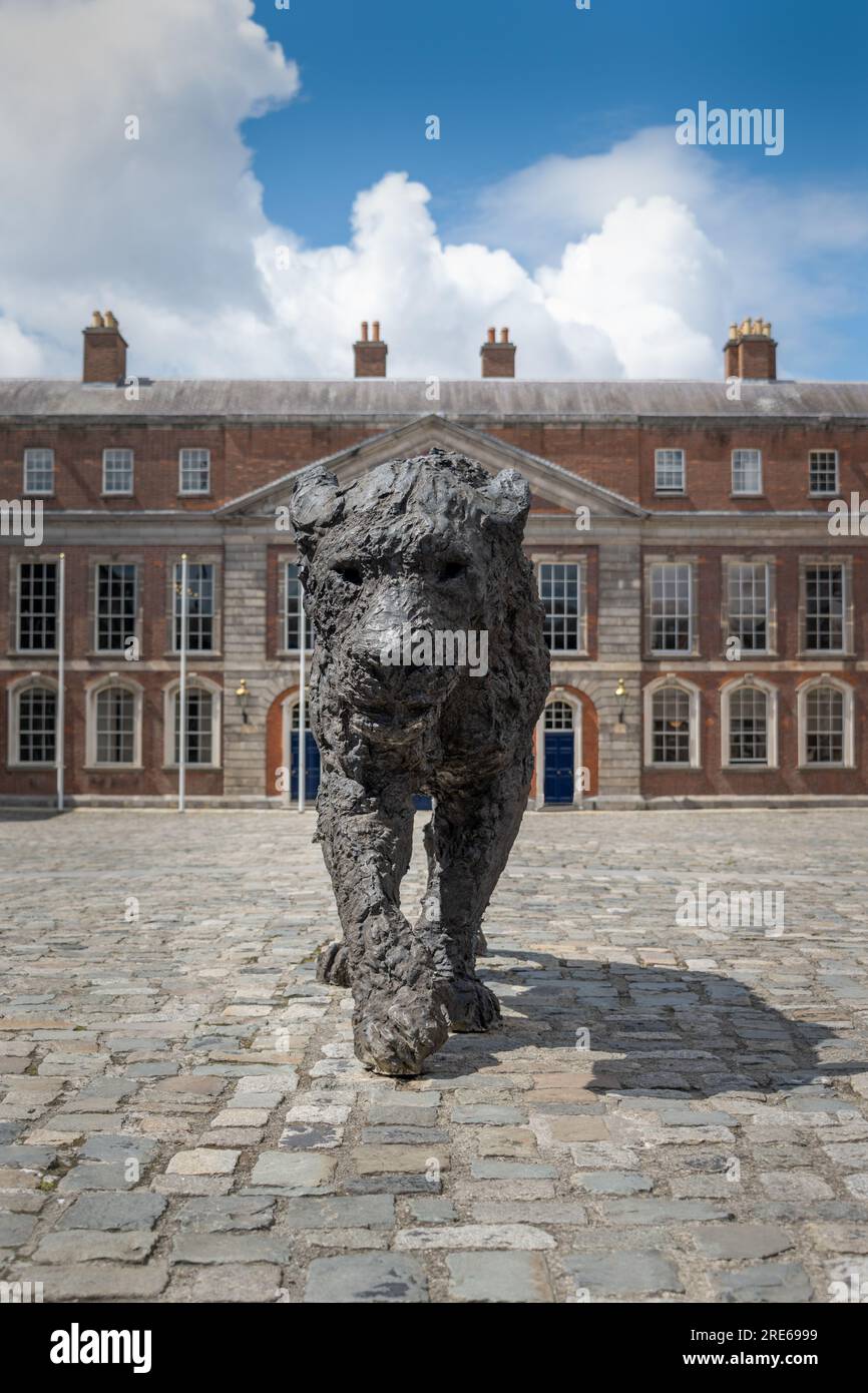 Statue Lionesse de Davide Rivalta, le lion de bronze stalle la cour du château de Dublin Banque D'Images