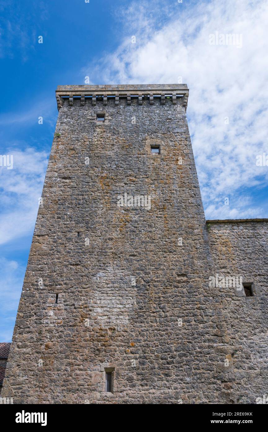 La tour des Templiers de Viala-du-pas-de-Jaux ist est la plus grande tour-grenier construite en Aveyron, France Banque D'Images