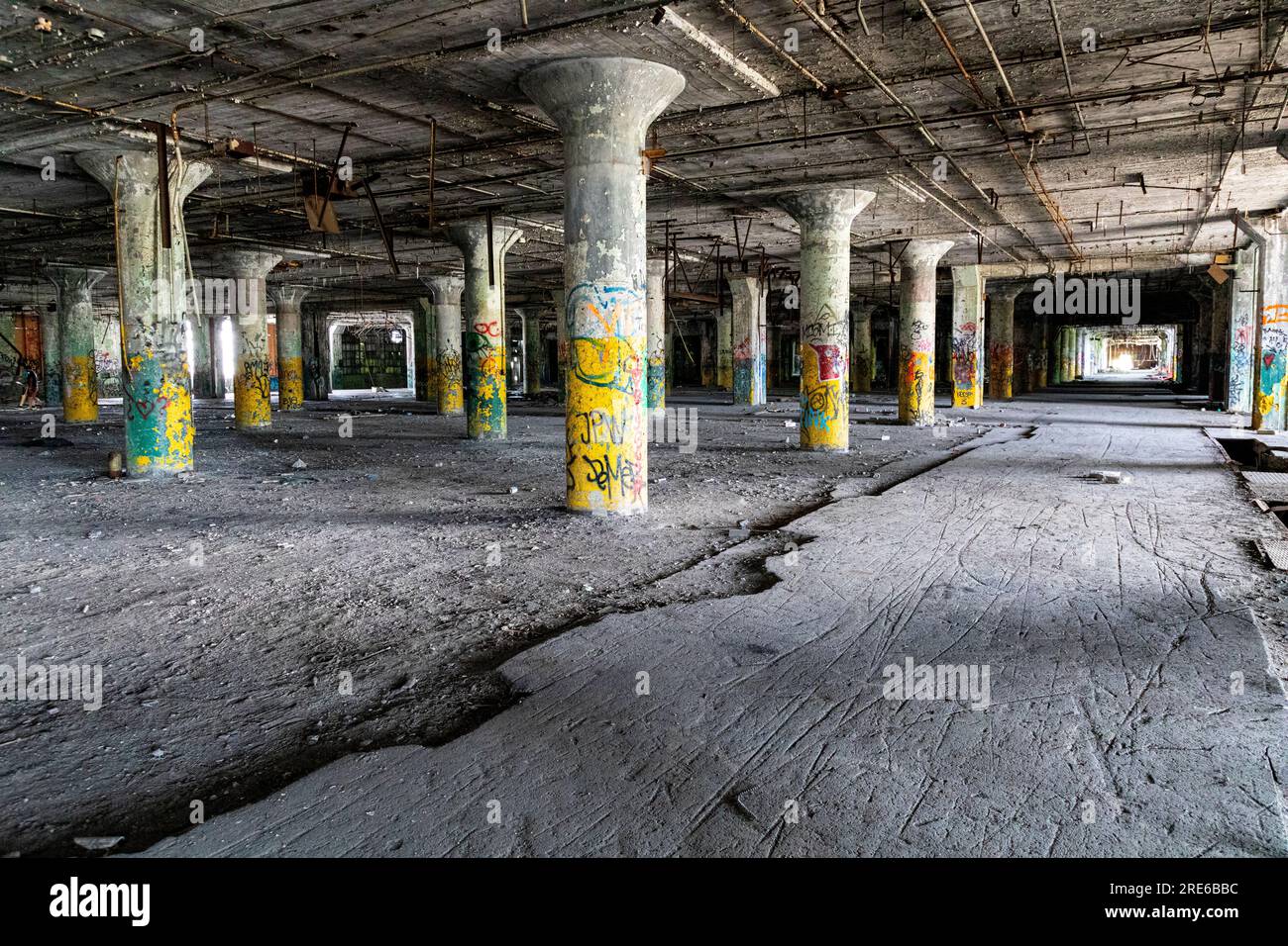 Intérieur de l'usine abandonnée Fisher Body n° 21 à Detroit, Michigan, États-Unis, Banque D'Images