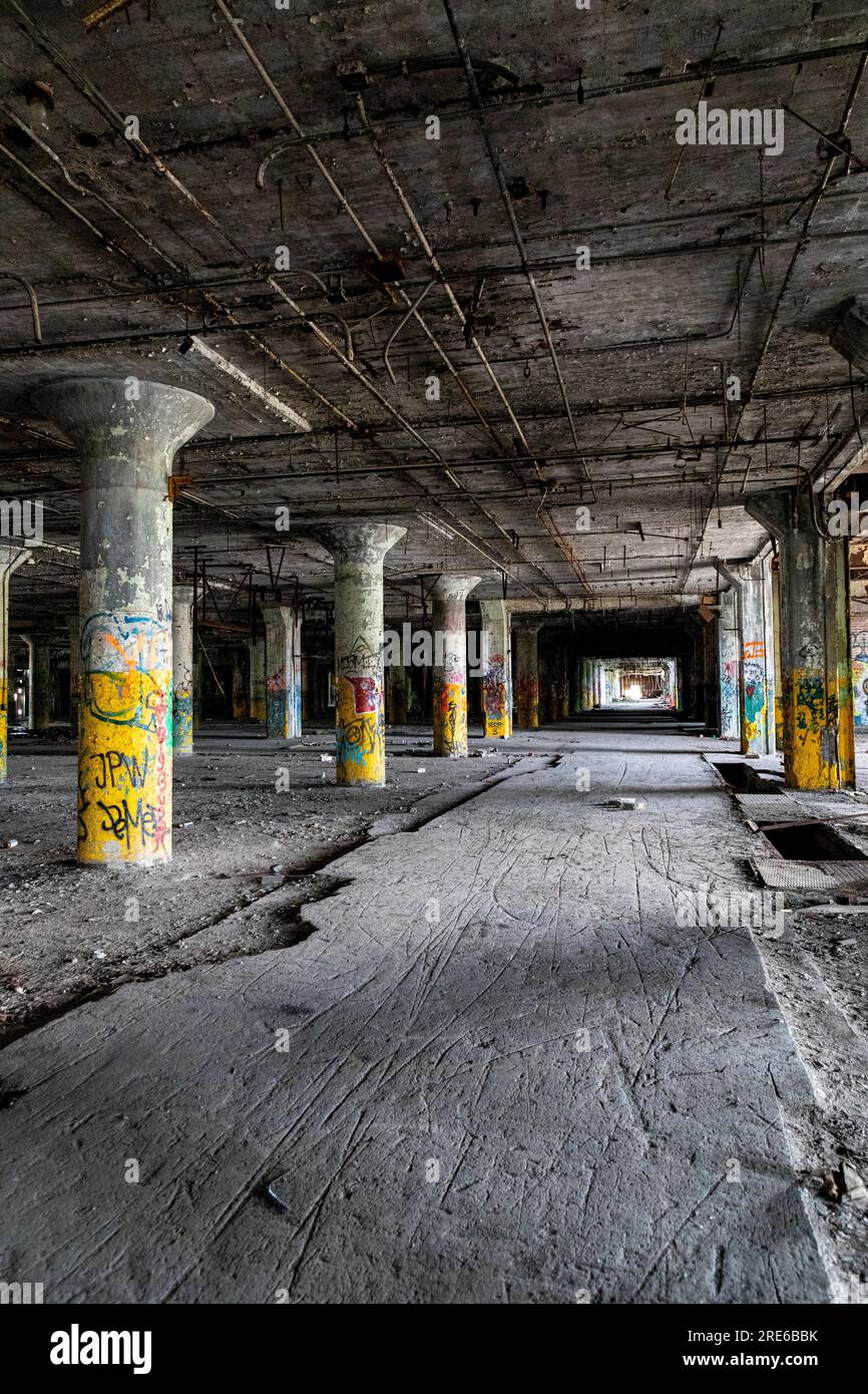 Intérieur de l'usine abandonnée Fisher Body n° 21 à Detroit, Michigan, États-Unis, Banque D'Images