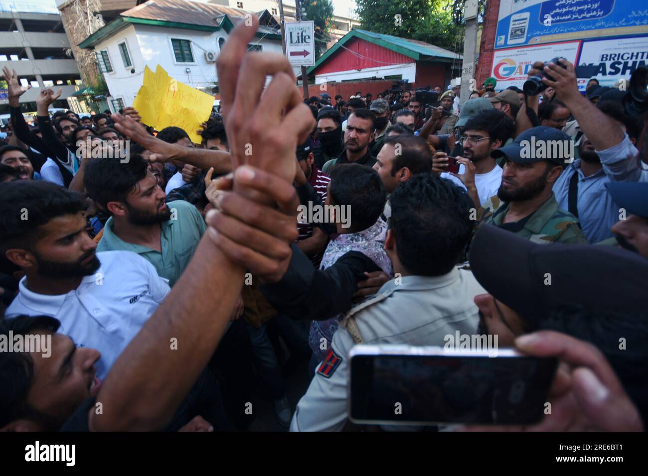 Le 25 juillet 2023, Srinagar, Jammu-et-Cachemire, Inde : des membres des communautés Gujjars et Bakerwals crient des slogans alors qu'ils tiennent des pancartes lors d'une manifestation à Srinagar, la capitale estivale du Cachemire indien, le 25 juillet 2023. Les membres des communautés Gujjars et Bakerwals protestaient contre l'inclusion de la caste supérieure Paharis dans la liste de la tribu de l'annexe (ST). Ils ont menacé de descendre dans les rues avec leur bétail si le gouvernement indien ne retirait pas ces projets de loi présentés au Parlement. (Image de crédit : © Mubashir Hassan/Pacific Press via ZUMA Press Wire) USAGE ÉDITORIAL UNIQUEMENT Banque D'Images