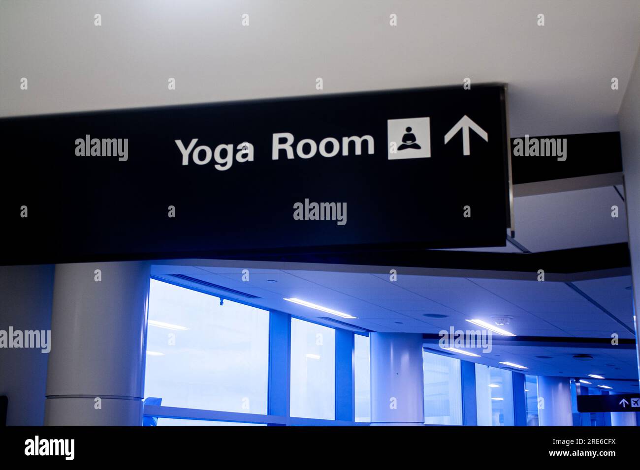 Panneau indiquant la salle de yoga à l'aéroport Banque D'Images