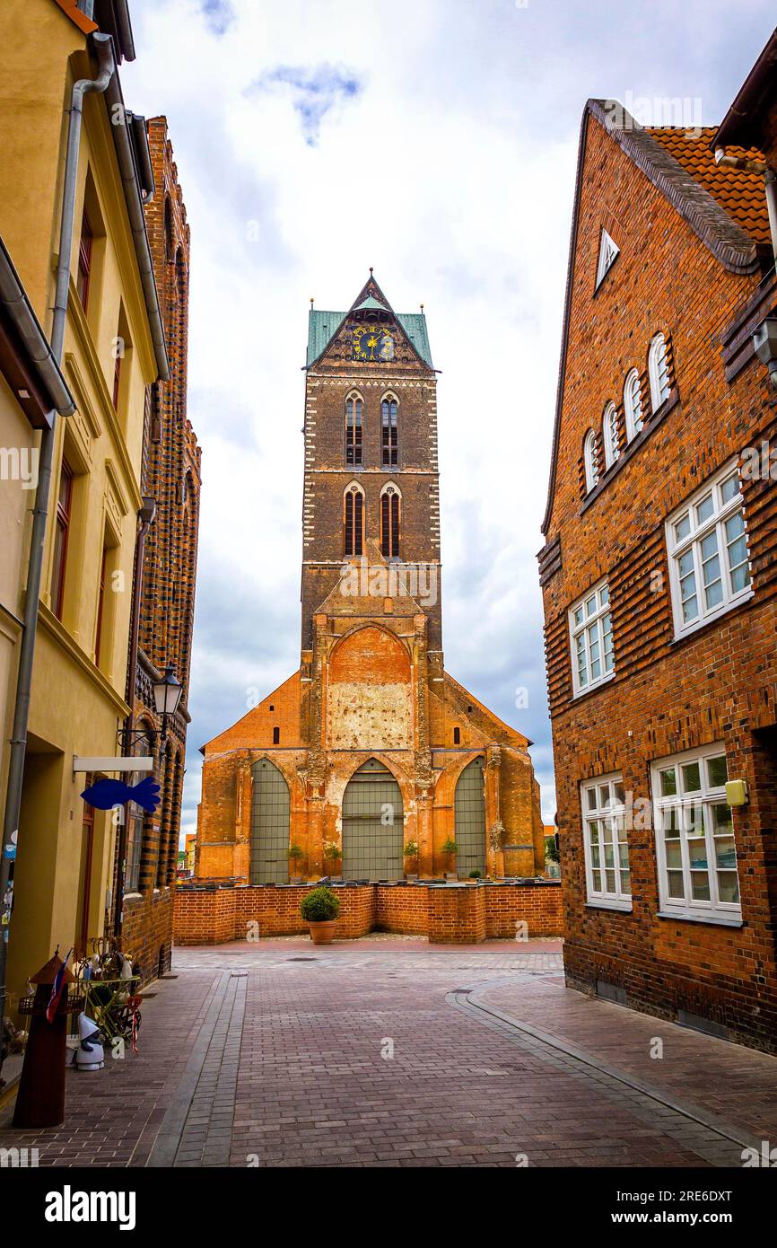 La Marienkirche (également Sankt Marienkirche) dans la vieille ville de Wismar, en Allemagne. L'un des plus anciens bâtiments de la ville hanséatique de Wismar Banque D'Images