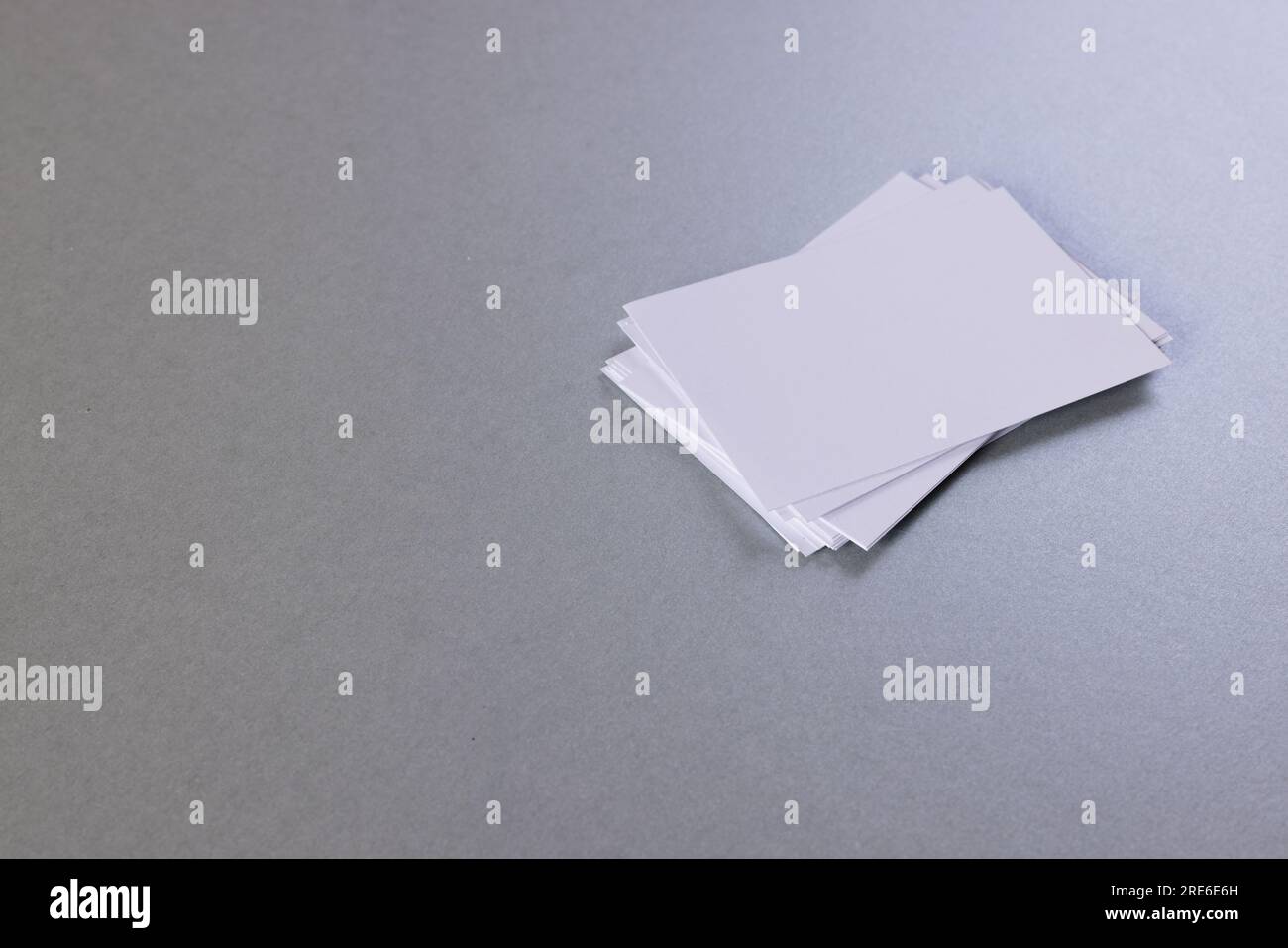 Cartes de visite blanches avec espace de copie sur fond gris Banque D'Images