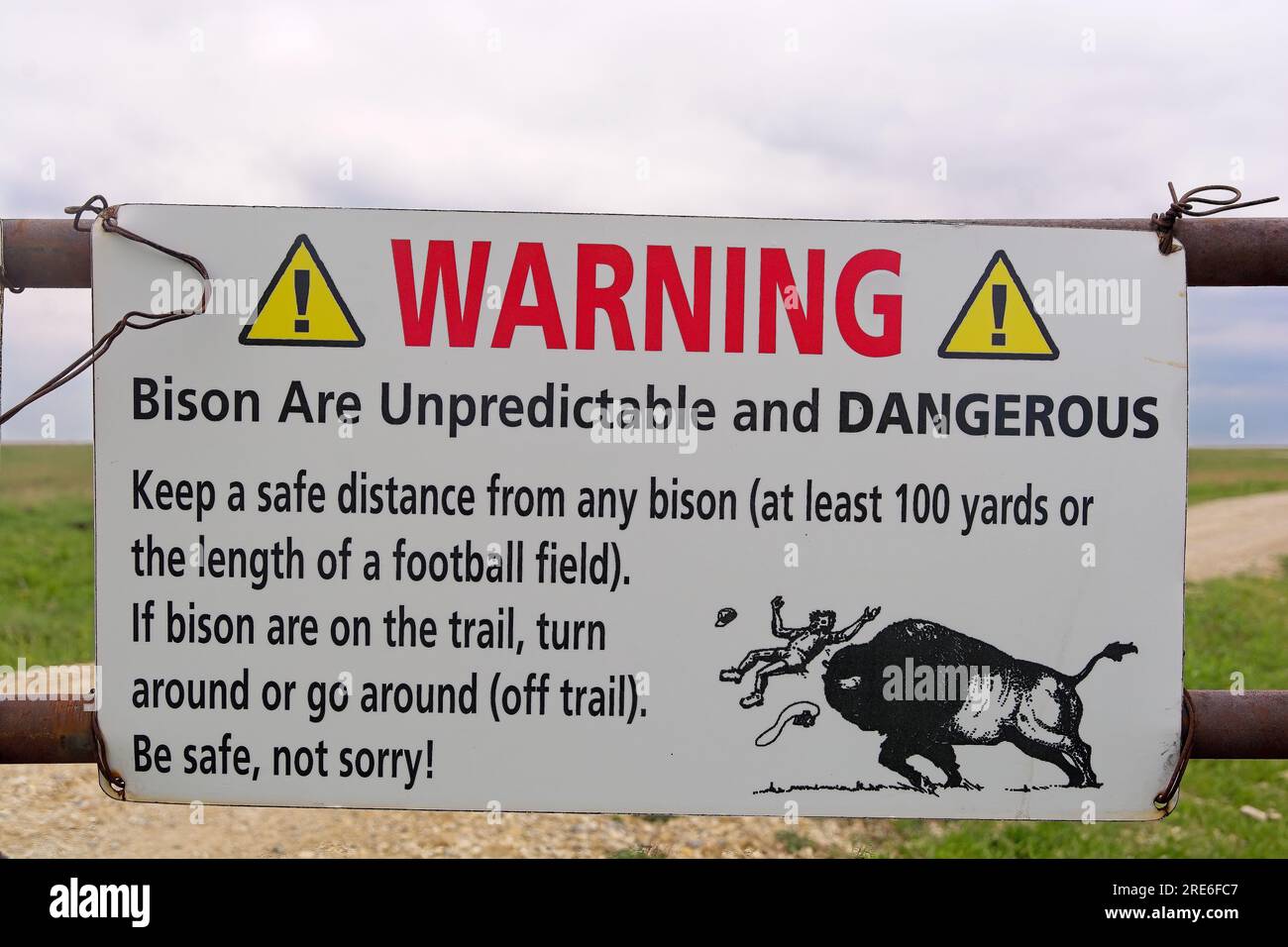 Signe d'avertissement de danger à la porte dans les pâturages de bison d'Amérique à la réserve nationale de la prairie Tallgrass Banque D'Images