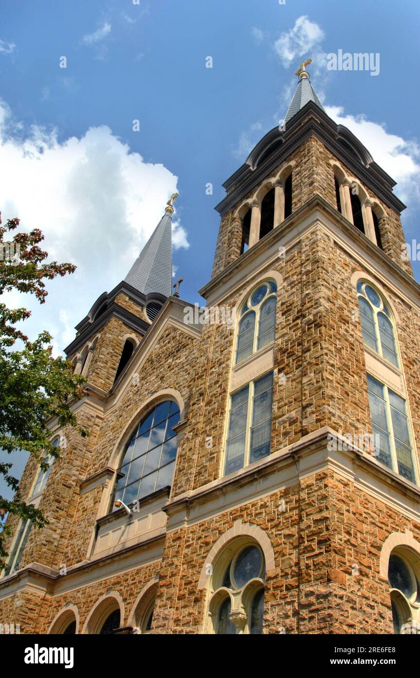 Angle d'angle montre bowers et reflet dans la fenêtre de l'église catholique Sacred Heart of Jesus à Cullman, Alabama. Banque D'Images