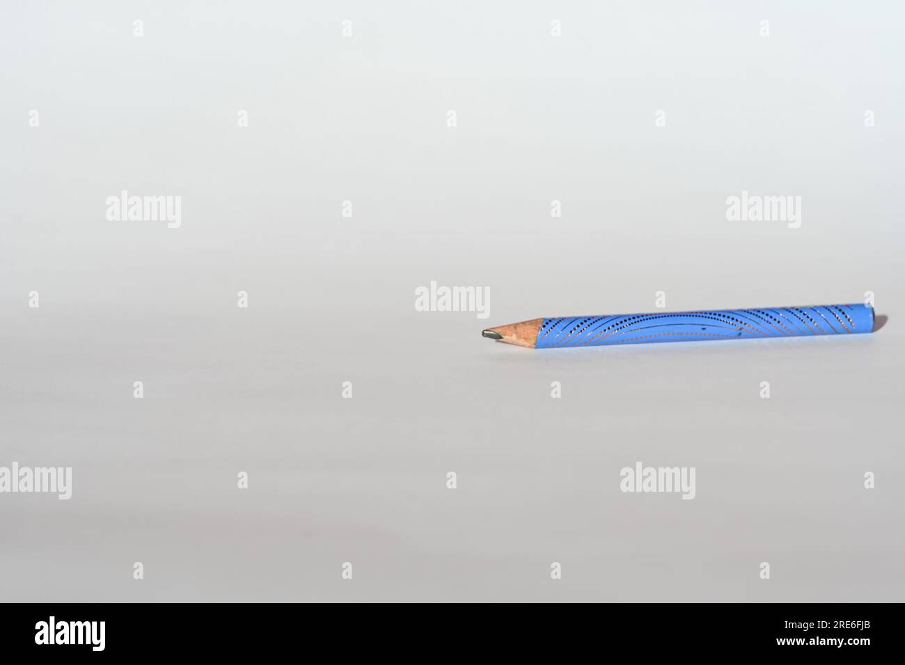 Image de haute qualité d'un crayon de couleur isolé sur un fond blanc, utile pour l'éducation, l'art, la papeterie et les concepts de conception. Banque D'Images
