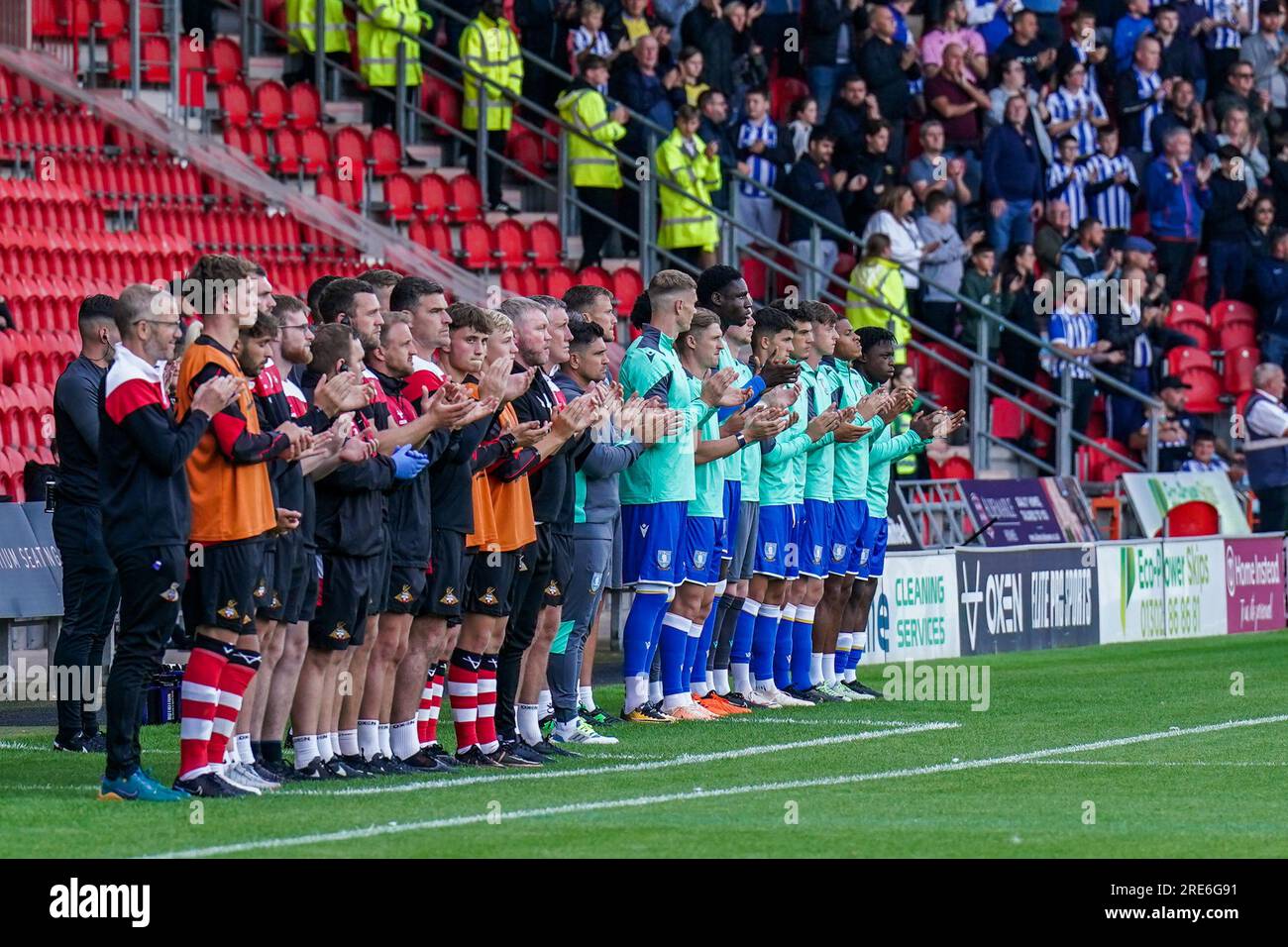 Doncaster, Royaume-Uni. 25 juillet 2023. Minutes d'applaudissements pour Trevor Francis et Chris Bart-Williams avant le match de pré-saison Doncaster Rovers FC vs Sheffield Wednesday FC au Eco-Power Stadium, Doncaster, Royaume-Uni le 25 juillet 2023 Credit : Every second Media/Alamy Live News Banque D'Images