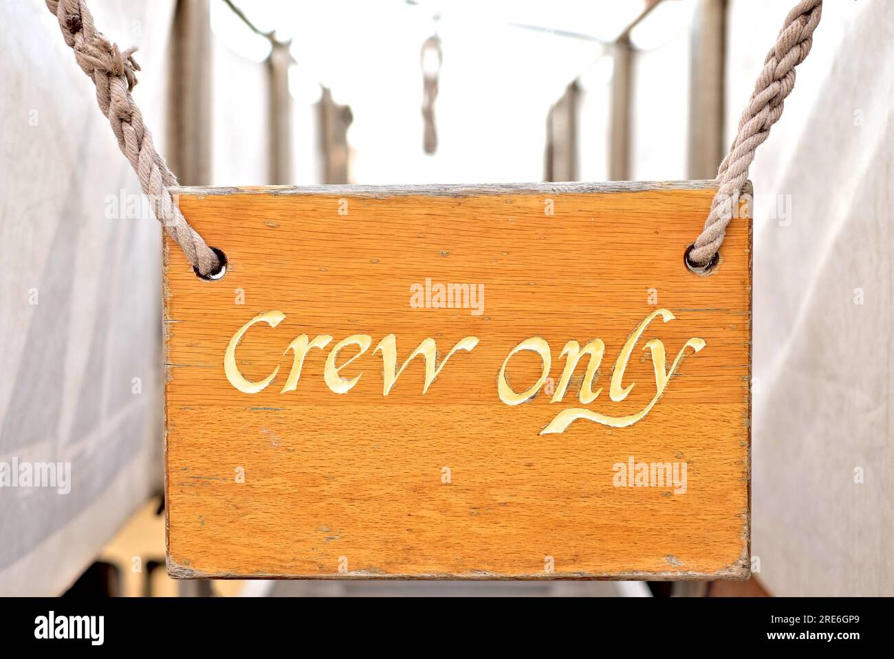 Plaque en bois avec les mots 'Crew Only' accroché sur des cordes hempen. Banque D'Images