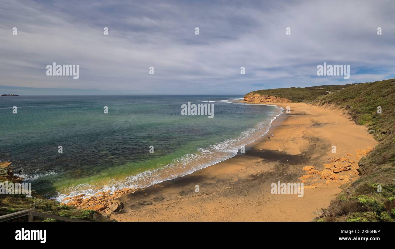 772 vue sur Bells Beach aux eaux libres du détroit de Bass, matin calme, ciel légèrement nuageux. Victoria-Australie. Banque D'Images