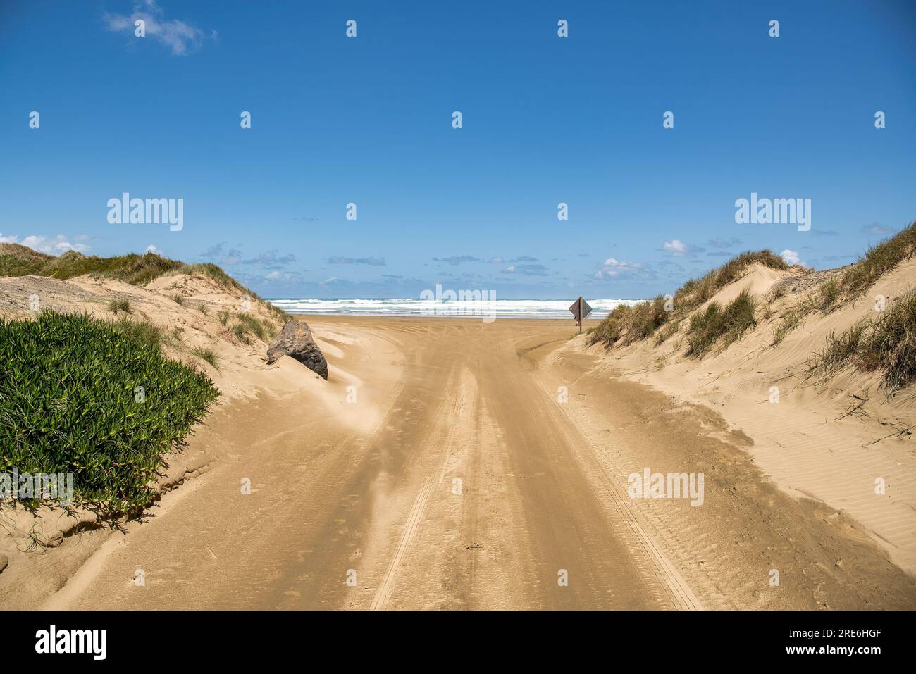 Des kilomètres sans fin de plage déserte sans personne du tout à Ninety Mile Beach à Northland NZ Banque D'Images