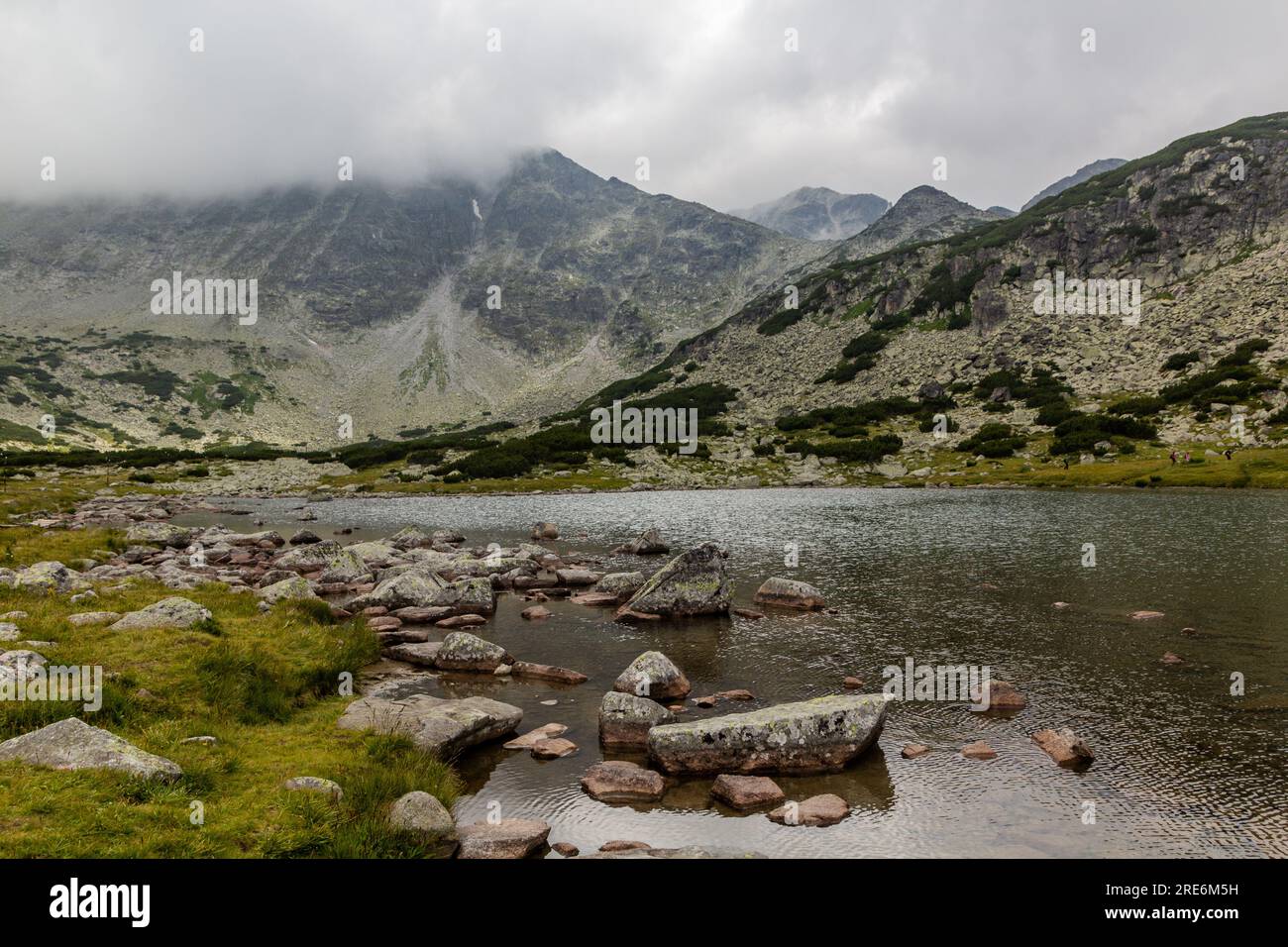 Lac dans les montagnes de Rila, Bulgarie Banque D'Images