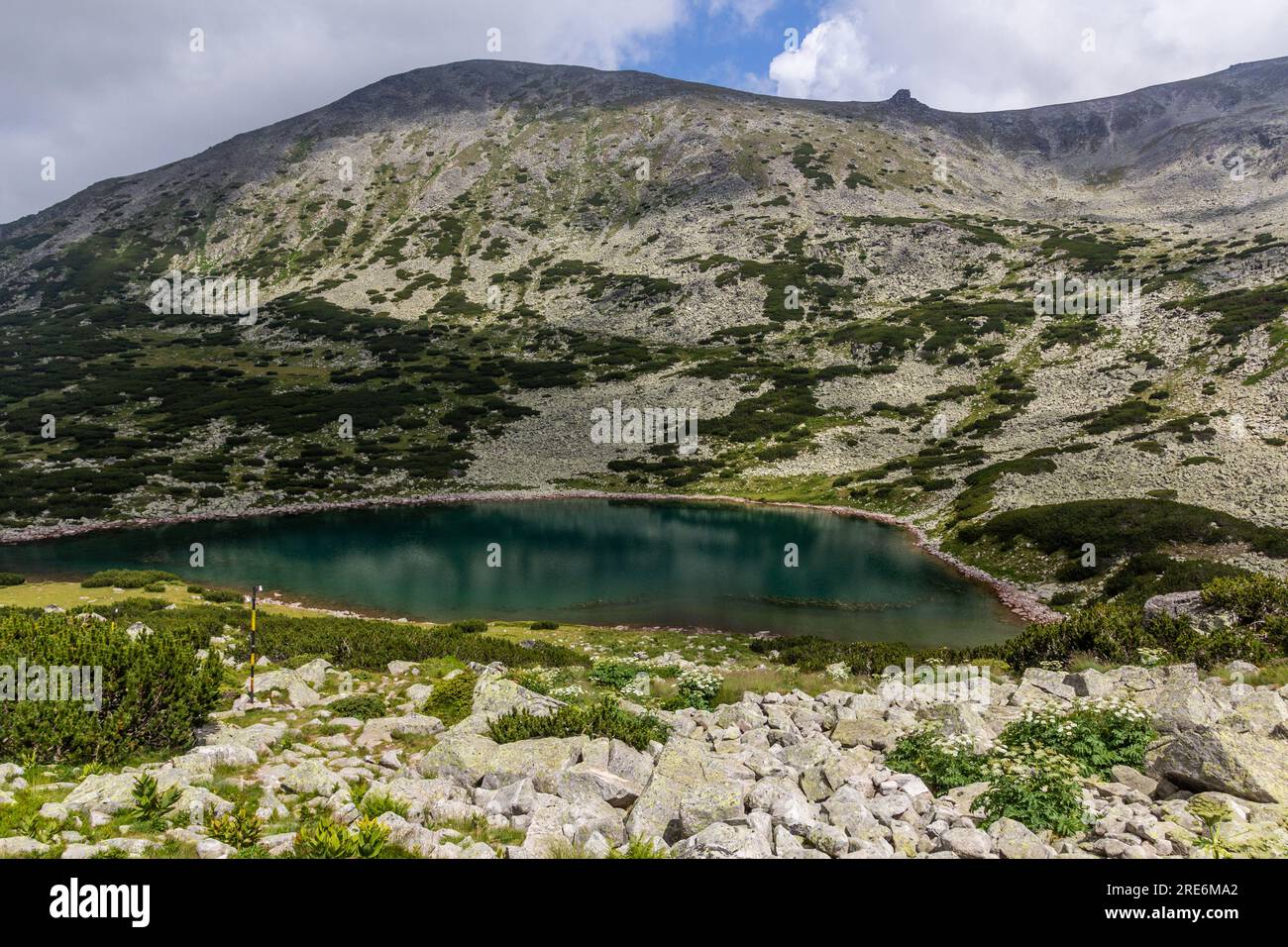 Lac Karakeshevo dans les montagnes de Rila, Bulgarie Banque D'Images