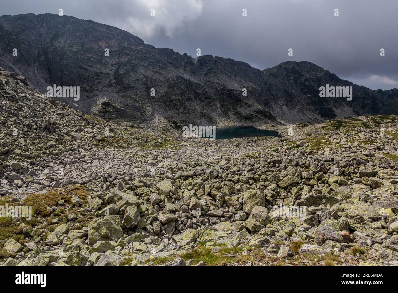 Petit lac dans les montagnes de Rila, Bulgarie Banque D'Images