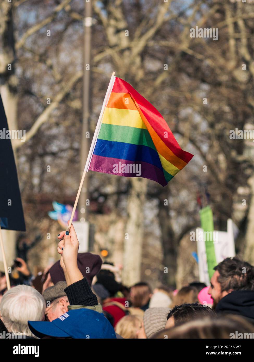 Le drapeau de la fierté agitait dans les airs Banque D'Images