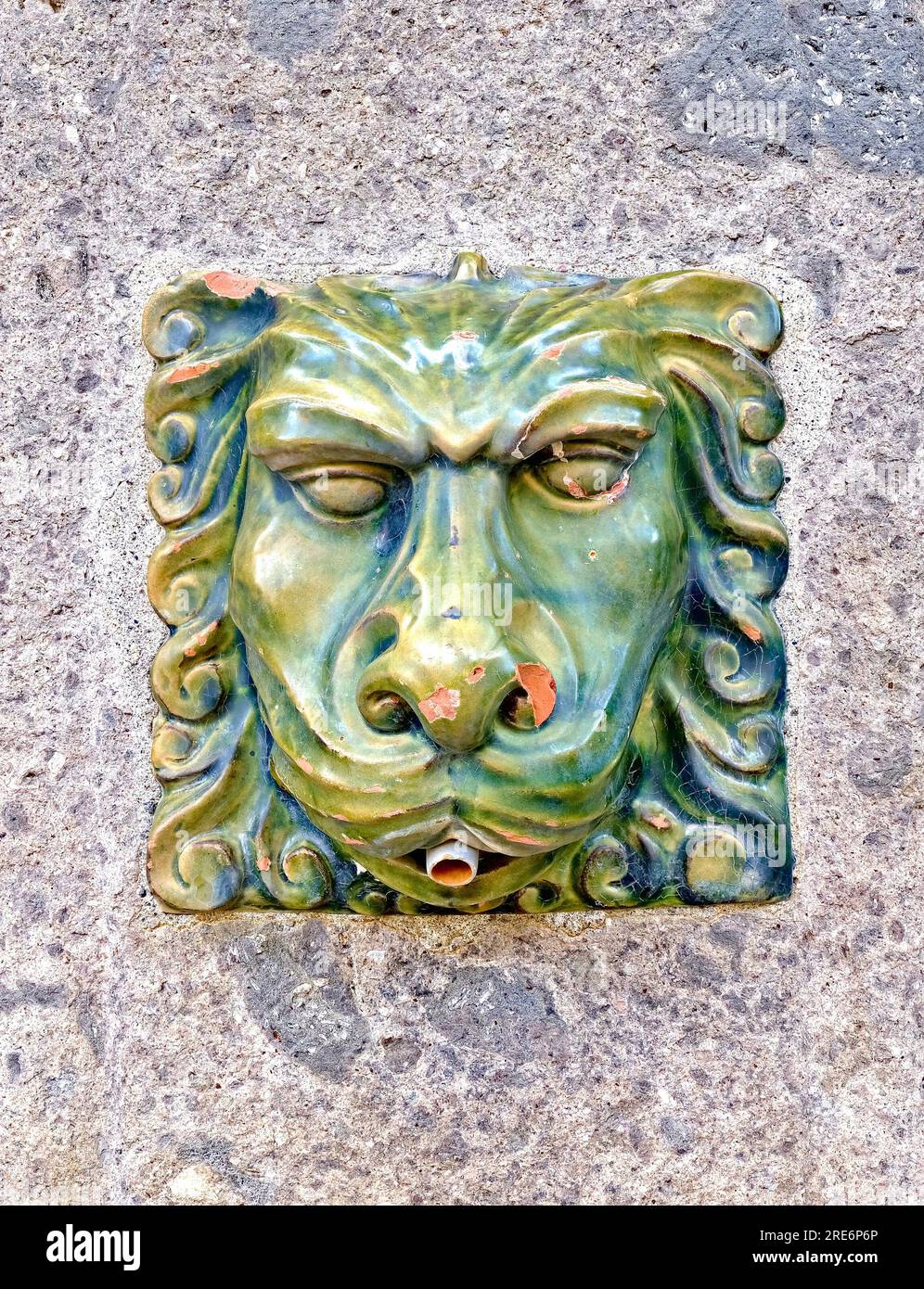 Tête de lion décorative, détail vitré vert d'une fontaine. Banque D'Images