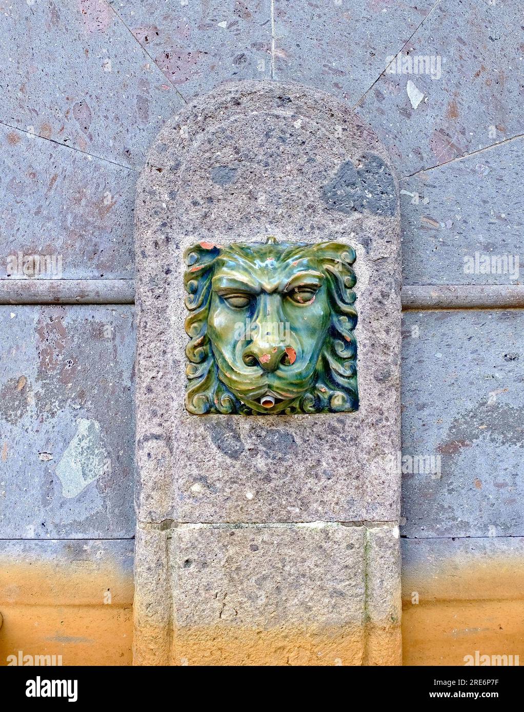 Une tête de lion, détail de la vieille fontaine de la ville européenne. Banque D'Images