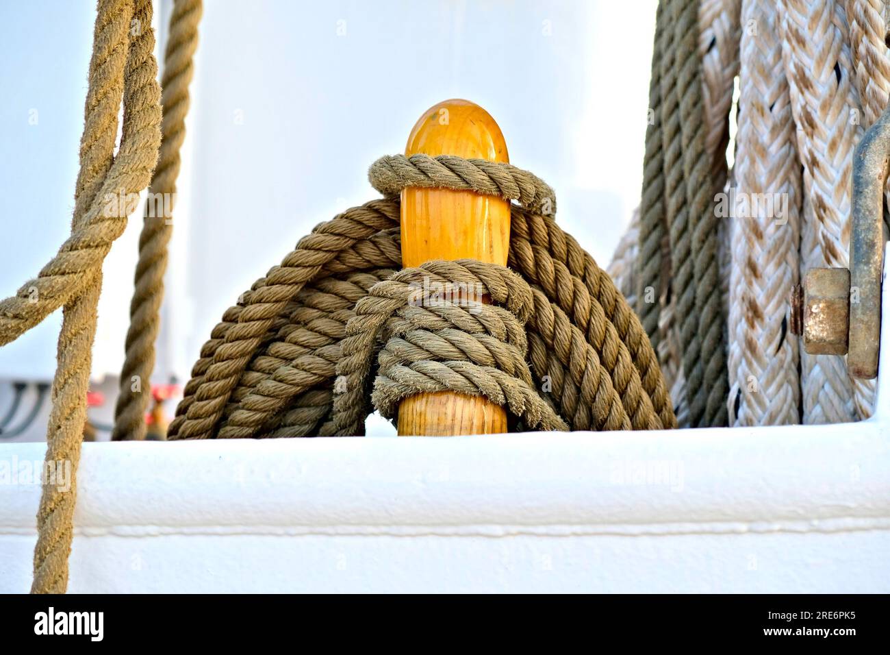 Les lignes Hempen soigneusement enroulées sur un beau voilier classique vintage. Banque D'Images